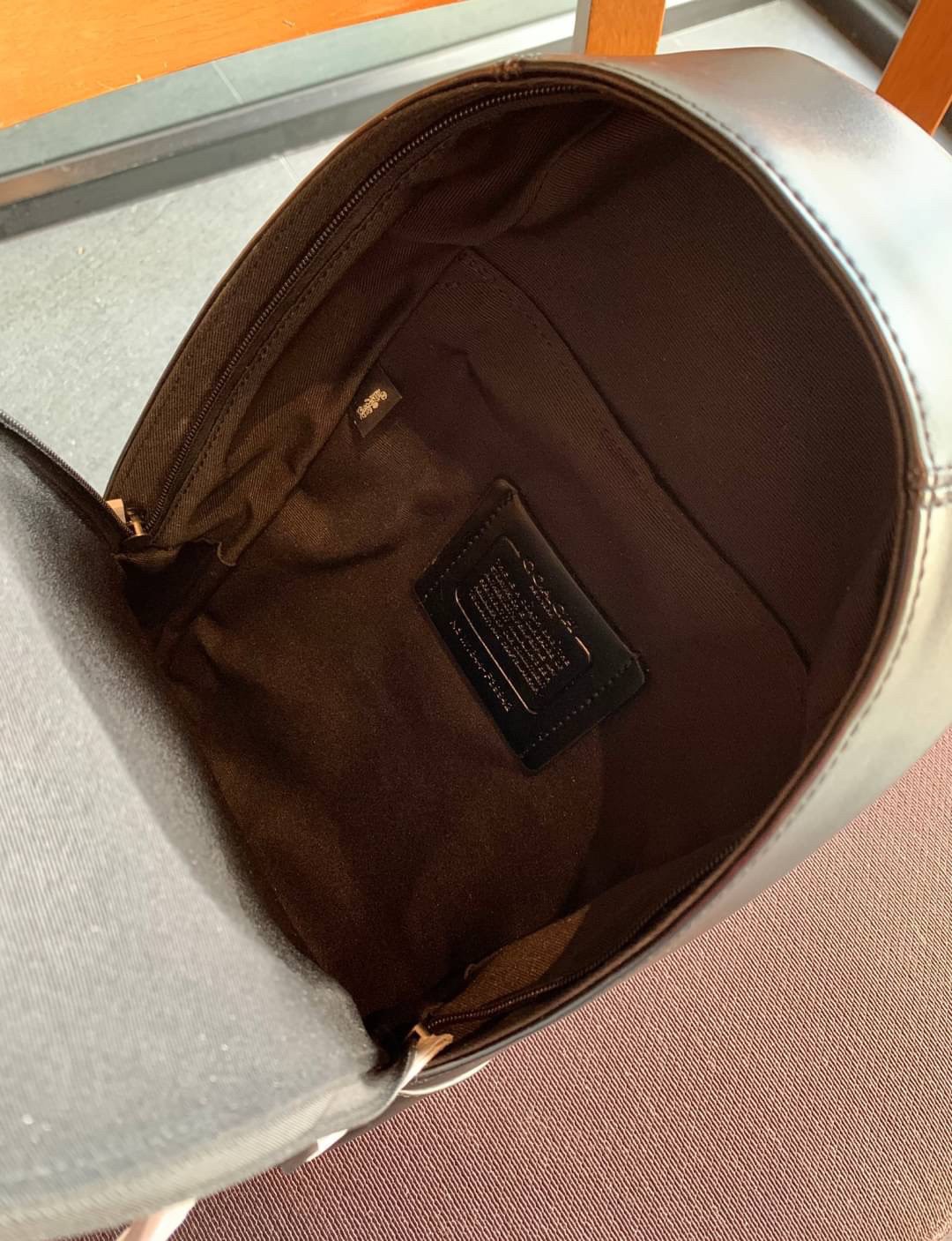 COACH CHARLES PACK IN SIGNATURE ((39942)) กระเป๋าคาดด้านหลัง//หรือคาดอกด้านหน้า ตามความชอบเลยค่ะ หนังแท้สวย ด้านหน้ามีให้หนึ่งช่องซิปใส่มือถือลงไปได้ค่ะ ช่องหลักแบบซิปคู่ ภายในโล่งลึกใส่สัมภาระจำเป็นในชีวิตประจำวันได้เยอะเลยนะคะ;มีช่องโล่งให้ใส่ของจุกจิกอ