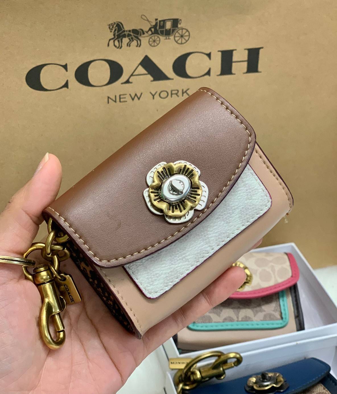 พวงกุญแจสวยๆ ไว้คล้องกระเป๋าใบสวยยกันค๊าา😘 COACH PARKER CHARM COLORBLOCK SIGNATURE ✔️พวงกุญแจจากแบรนด์ Coach สินค้าจำนวนจำกัดนะคะ❗️ ✔️สามารถใช้เป็นพวงกุญแจ//หรือใส่เหรียญด้านในกระเป๋าได้ค่ะ//เปิดปิดแบบกระดุมนะคะ