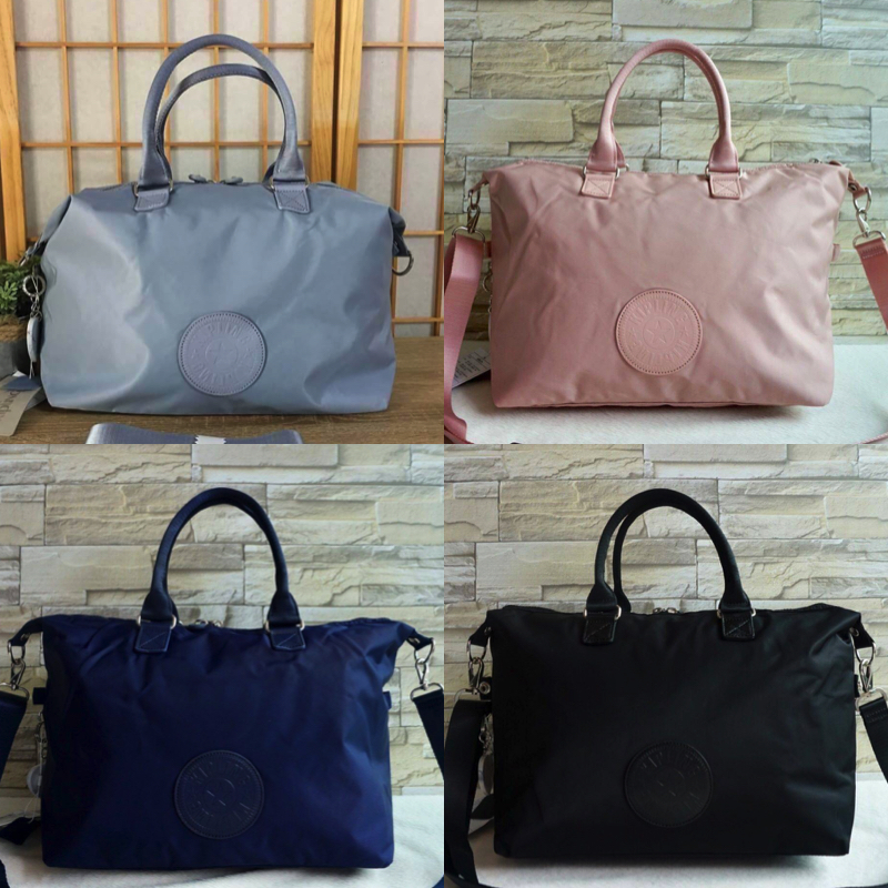 Kipling Tiram Handbag 2018!!! Kipling factory oem HK กระเป๋าสะพายใบใหญ่ วัสดุไนล่อนคุณภาพสูง กันน้ำ ระดับนึงเลยค่ะ สามารถถือได้ สะพายข้างได้ เปิดปิดกระ แบบซิปคู่ ภายในกระเป๋าโล่งกว้าง มีข่องซิป ช่องเล็ก และ ช่องขนาดกลางเสริมนวมให้ด้วยค่ะ พร้อมสายห้อยกุญแจ