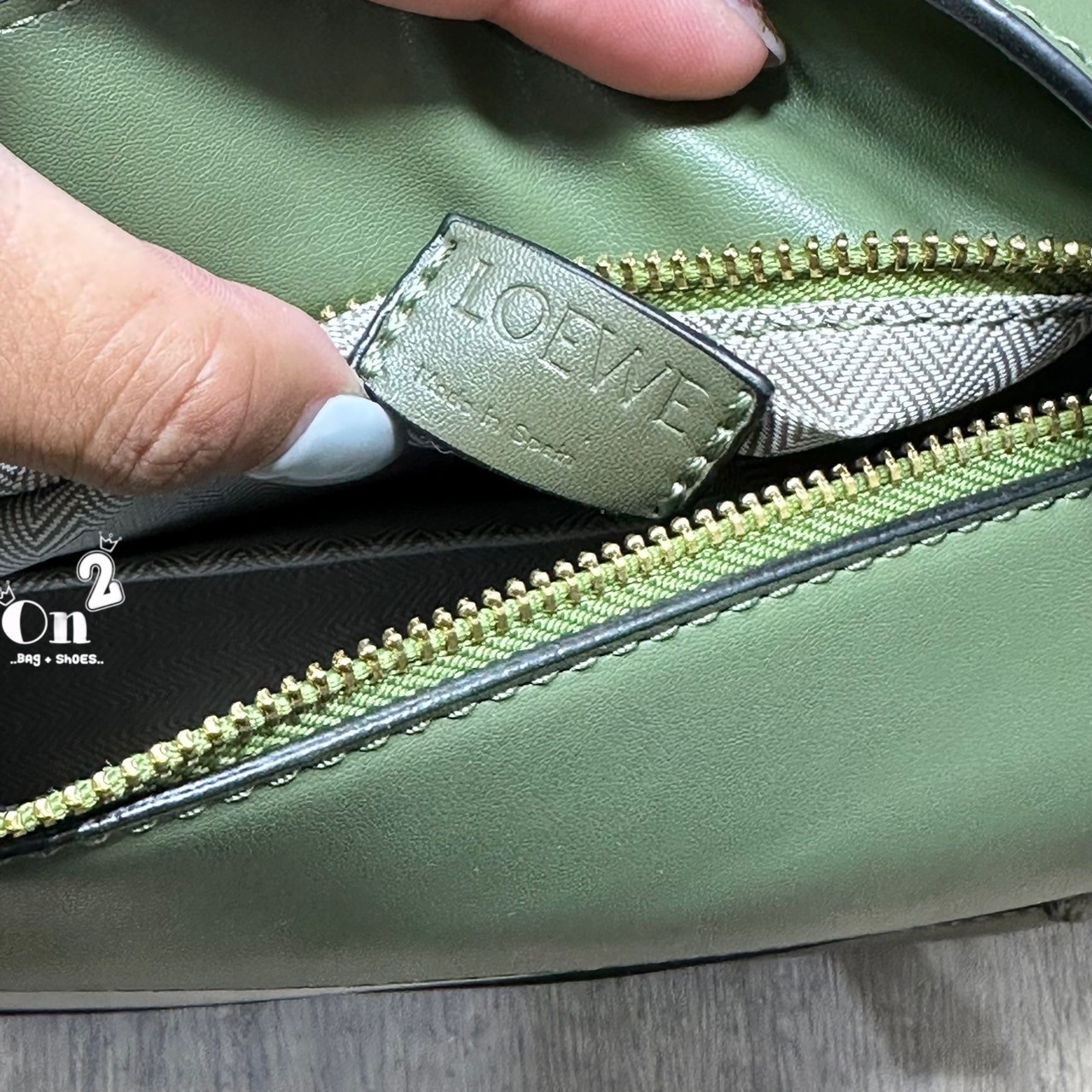 LOEWE Puzzle bag กระเป๋าสะพายแบรนด์หรู ทรงคล้ายลูกลักบี้ มาพร้อมสายยาวผ้าแจ็คการ์ด สวยงามมากค่ะ เกรดออริ ใช้งานต่างประเทศได้