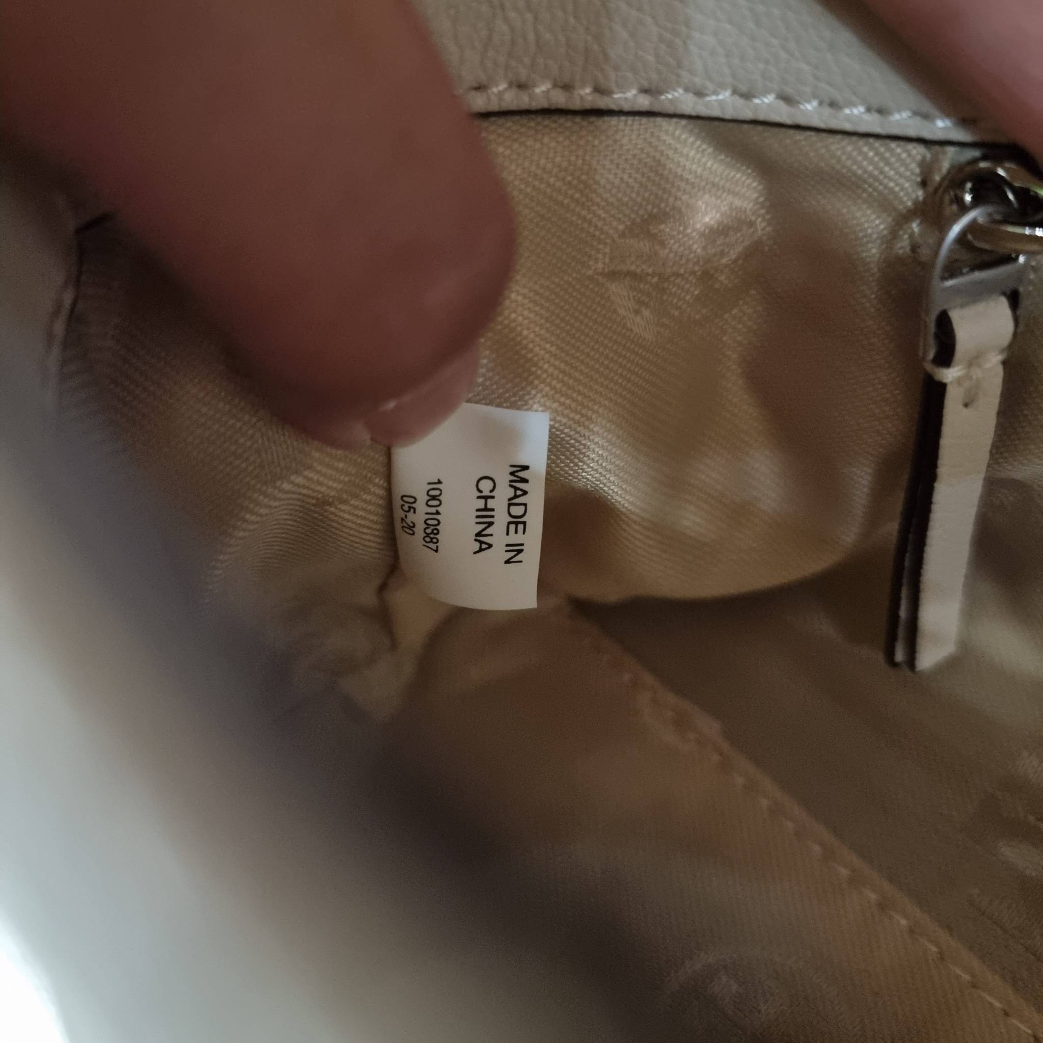 TORY BURCH WILLA MINI SHOULDER BAG ใหม่ล่าสุด พร้อมเสิร์ฟไม่ต้องรอพรีฯ กระเป๋าสะพายดีไซน์เลิศ ทรงสวย กะทัดรัด สะพายคล่องตัว ดีไซน์บุนวม เส้นคมสวยหรู