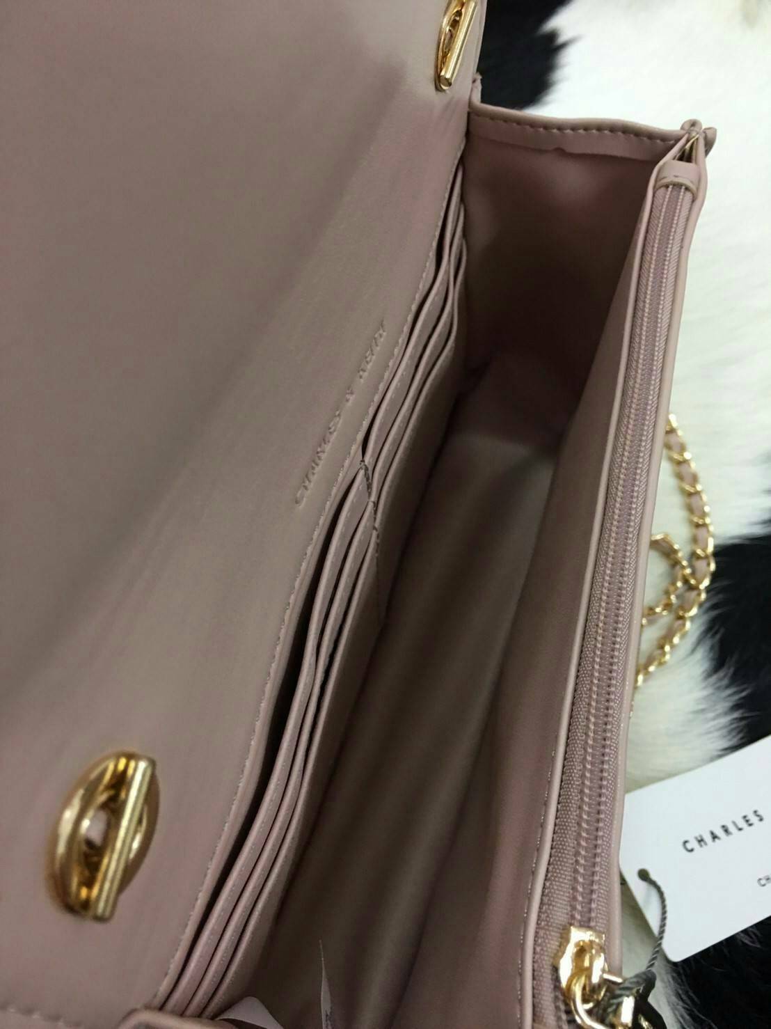 Charles&kieth quilted chain strap bag กระเป๋าขนาดมินิคลัช หนังPU เย็บตารางนูนทั้งใบ ด้านหน้าเปิด/ปิด แบบตัวบิดหมุน ด้านหลังมีโลโก้แบรนด์นูน ภายใน มีช่องใหญ่ ประกอบด้วย ช่องซิป ช่องการ์ด และมีช่องย่อย ใส่ของได้จุคุ้มสุด ๆ พกพาสะพายได้ทุกวัน น้ำหนักเบา จะสะ