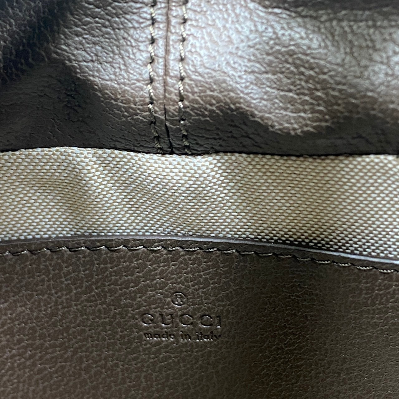 ORI หนังแท้ | GUCCI Ophidia GG Bucket Bag กระเป๋าสะพายทรงบัคเก็ตสามเหลี่ยม สุดไอโคนิค เพิ่มกิมมิกแต่งแถบอะไหล่สีทอง สวยหรูคลาสิกสุดๆ เป็นรุ่นหายาก ของมาจำกัด อย่าพลาดเชียวน้า