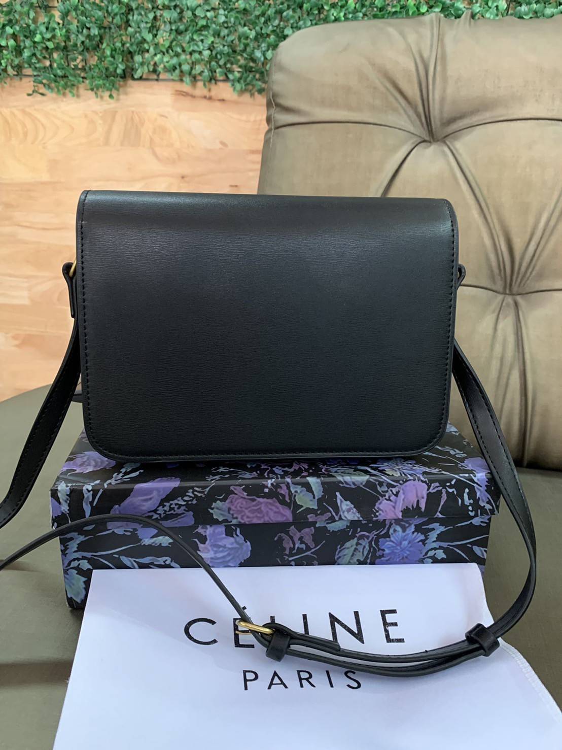 CELINE Medium Triomphe Bag In Shiny Calfskin Medium Triomphe Bag In Shiny Calfskin GIFT WITH PURCHASE (GWP) พรีเมี่ยมกิ๊ฟ Limited Edition จาก CELINE PERFUME DUTY FREE COUNTER วัสดุหนังแท้ (Calfskin) ซับในเป็นหนังแกะ (Lambskin) รูปทรงสี่เหลี่ยมผืนผ้า ขนาดก
