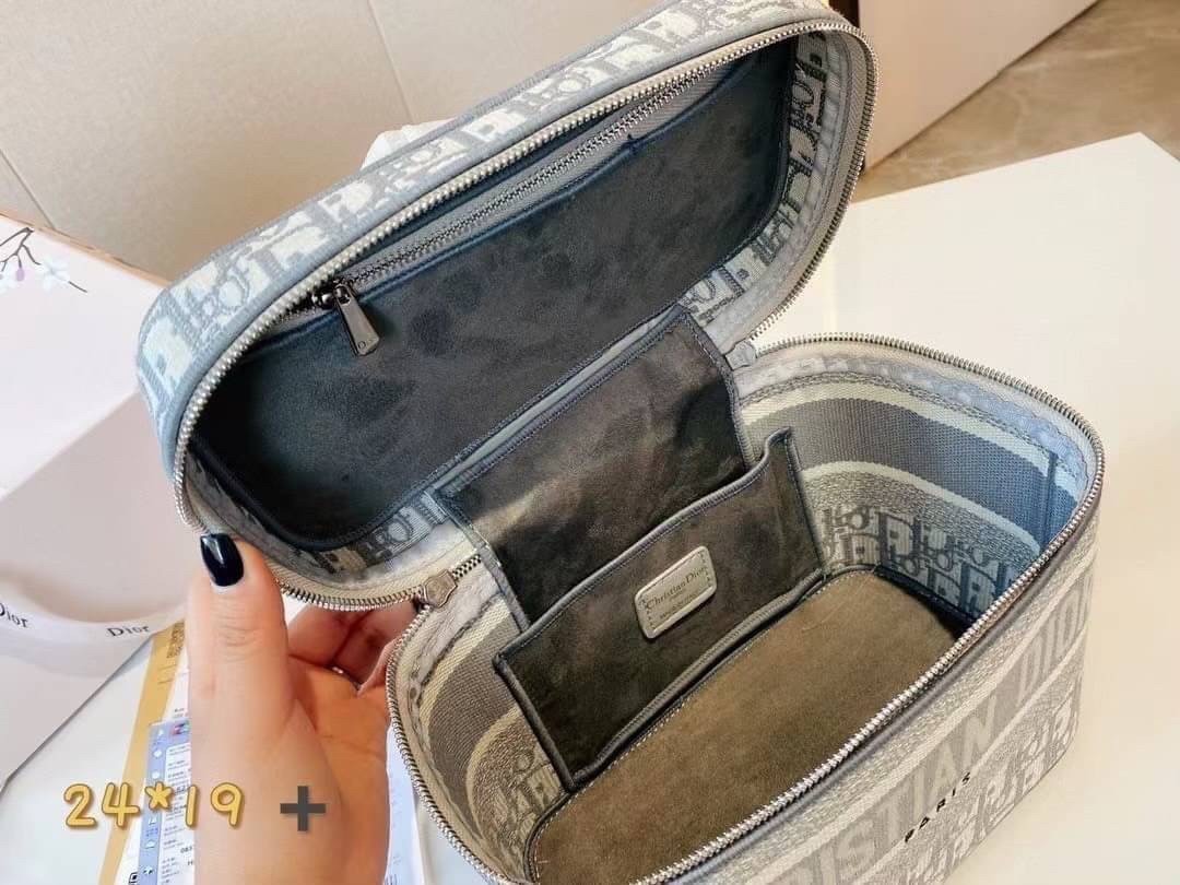 DIOR TRAVEL VANITY CASE Oblique Embroidery กระเป๋าใส่เครื่องสำอางค์ สวยคลาสสิคขนาดกำลังดี พกพาสะดวก ใช้งานง่ายสุดๆ วัสดุงานทอละเอียดคุณภาพดี ภายในเป็นช่องโล่ง ใบจริงงานสวยเกินเบอร์!! สวยงามเกินราคา ไม่ผิดหวังจ้า
