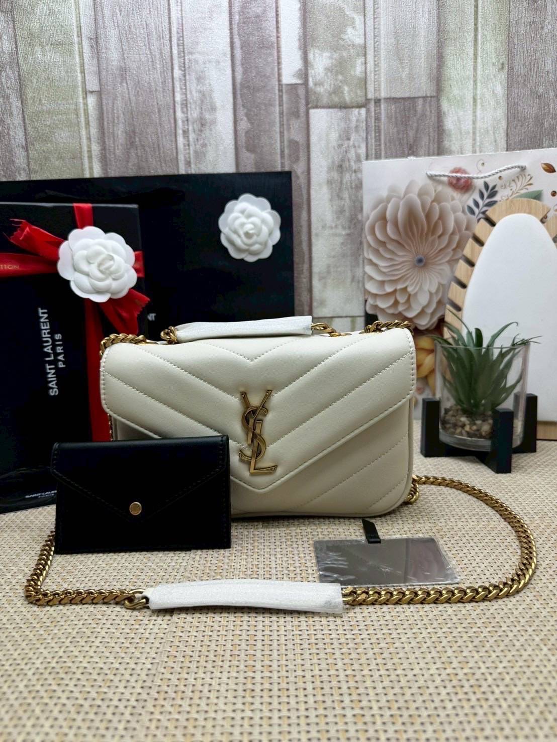 ORI หนังแท้ | YSL LOULOU small in MATELASSÉ กระเป๋าสะพายสายโซ่าีทองหรูหรา งานหนังแท้เนื้อนุ่มตะเข็บเย็บลายเชฟรอนสวยหรูโดดเด่นเป็นเอกลักษณ์ 🤍 เกรดออริจินอล หนังแท้