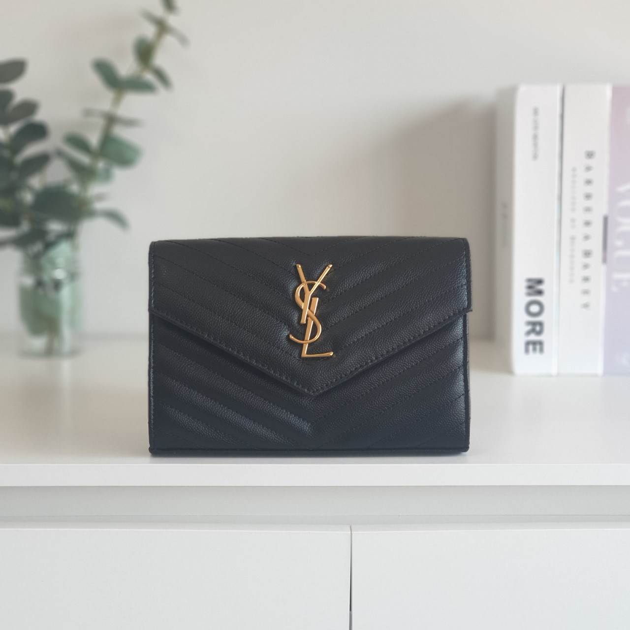 YVES SAINT LAURENT YSL BAG VIP GIFT WITH PURCHASE (GWP) พรีเมี่ยมกิ้ฟ Limited Edition จาก YSL DUTY FREE COUNTER วัสดุหนังแท้ลายคาเวียร์ ทรงหน้าจดหมายลายทาง สวยหรูมาก อะไหล่ทอง เปิดปิดด้วยกระดุมแม่เหล็ก ภายในโล่งมี2ช่องใหญ่ ช่องซิปใหญ่ มีที่ใส่บัตร12ใบ มาพ