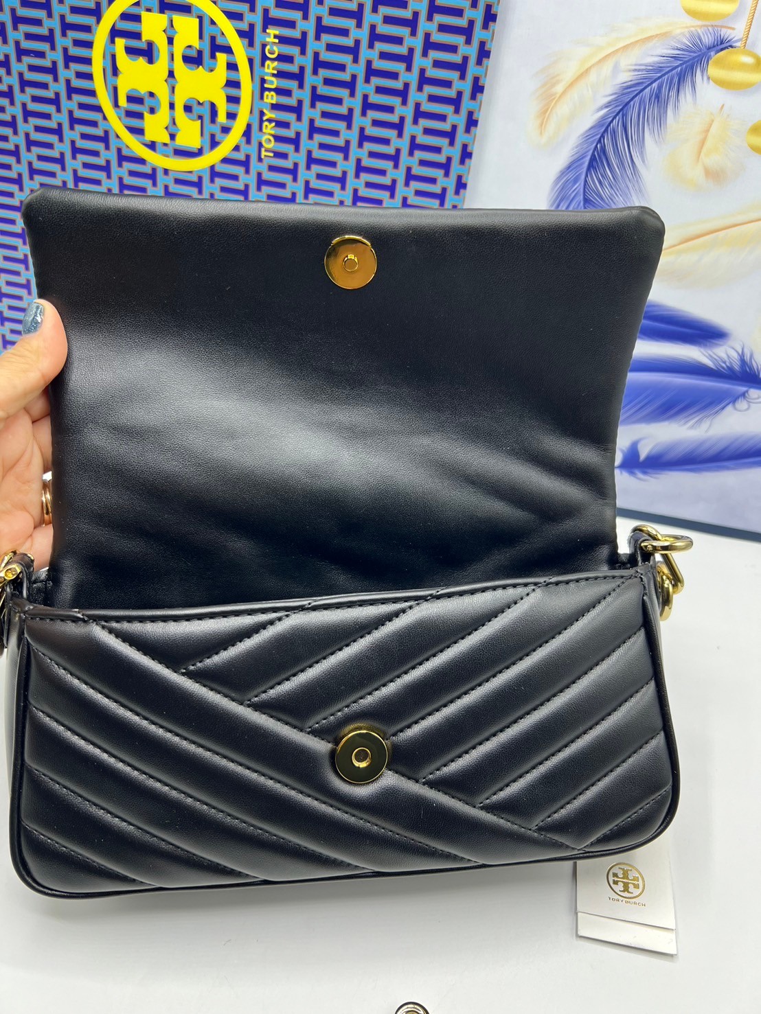 Tory Burch Kira Chevron Flap Small Shoulder Bag กระเป๋าสะพายดีไซน์รูปทรงคลาสสิค ดูผู้ดีหรูหรา เกรดออริ สลับแท้ 1:1 ใช้งานต่างประเทศได้