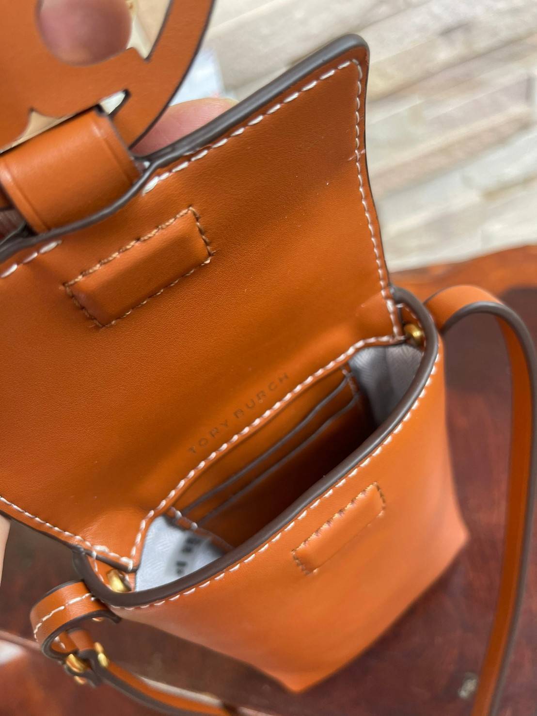 ของแท้ 💯% TORY BURCH MILLER METAL PHONE CROSSBODY อีกหนึ่งกระเป๋าใส่มือถือรุ่นฮิตที่เชื่อว่าหลาย ๆ คนต้องเคยเห็นผ่าน ๆ ตามาอย่างแน่นอน