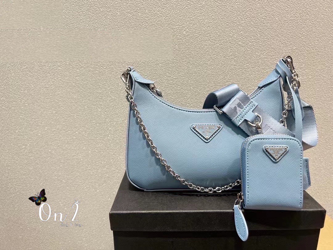 Prada Re-Edition 2005 Saffiano leather bag / PRADA COLLECTION SS22 🔥 HOTS ITEM มาเเรงสุดตอนนี้ น่ารักมากๆ สีพาสเทล สีสายฝอ มาแบบจัดเต็มมาก ถือเกร๋ๆคาเฟ่ต้องลงเเล้วล่ะเเม่ หรูหราเลยค่า ปังสุดดด