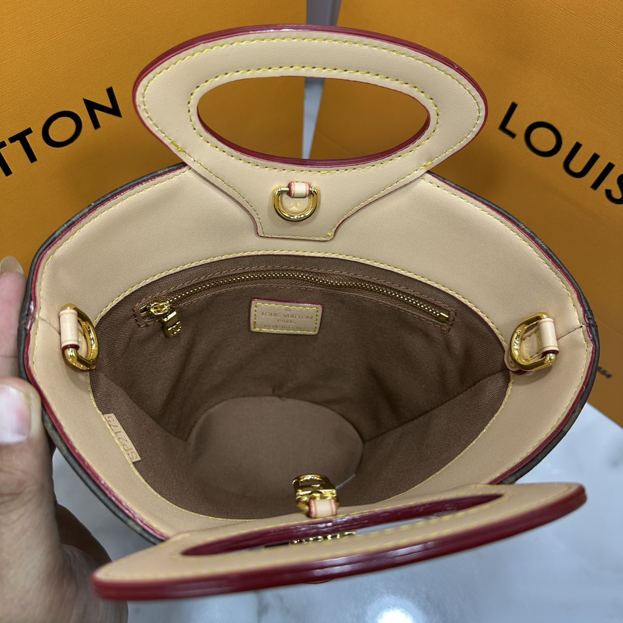 ORI หนังแท้ | LV Rivage BB Spring-Summer 2025 / LV Bucket Bag ใหม่ล่าสุด กระเป๋าสะพายทรงบัคเก็ต จัดเต็มาสุดปัง ทรงสวยทรงใหม่โดดเด่นด้วยหูจับในตัวที่ออกแบบใหม่ได้เก๋ลัคชูมาก