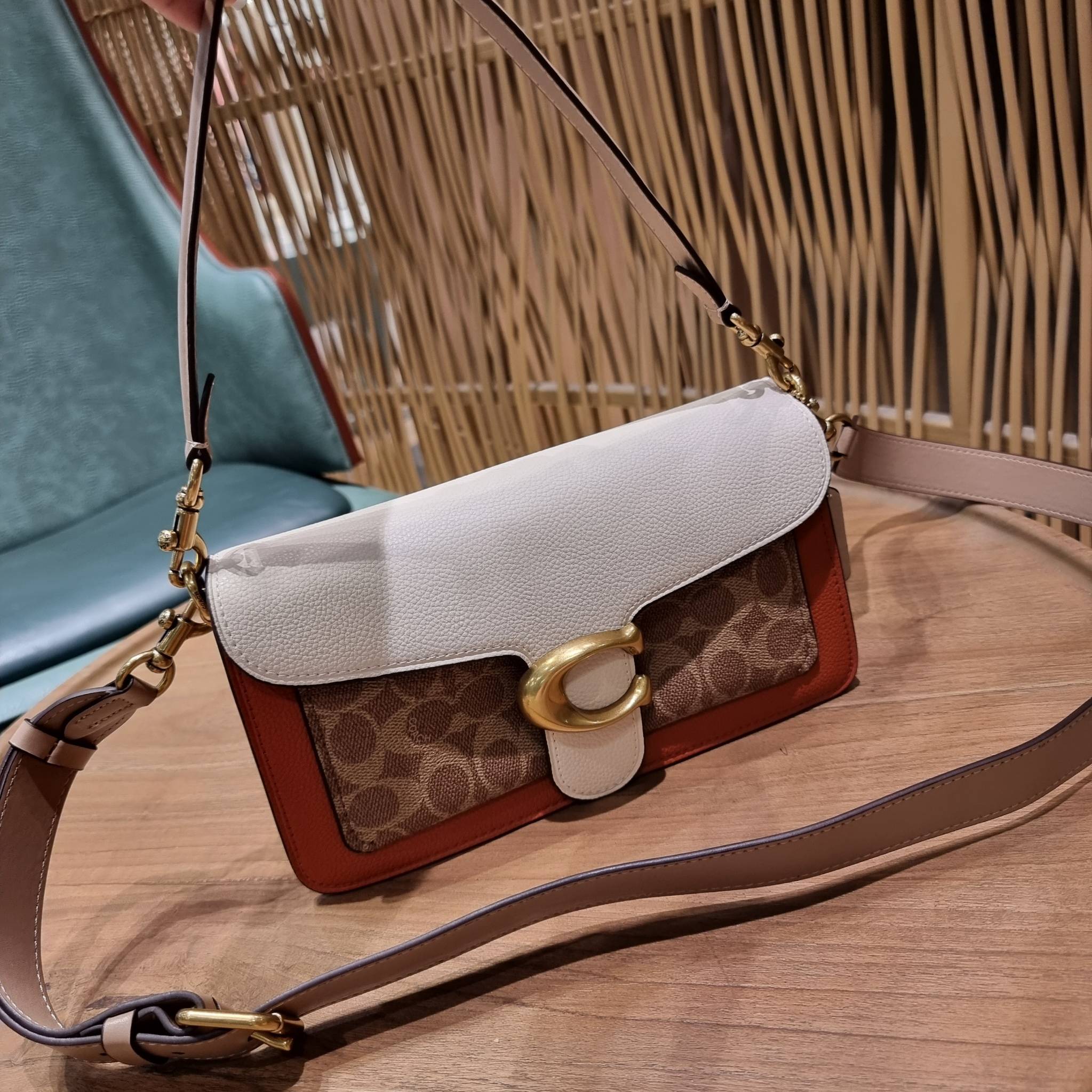 COACH TABBY SHOULDER BAG 26 IN SIGNATURE CANVAS WITH BEADCHAIN (6793,91215) กระเป๋าสะพายไหล่ ดีไซน์วินเทจย้อนยุค สวยคมชัด คลาสสิคใช้ได้ทุกลุค วัสดุหนังแท้สลับหนังแคนวาสเคลือบลาย เปิด-ปิดด้วยแม่เหล็กในตัว รับรองแน่นหนา ด้านหลังมีช่องแยก ภายในเป็นช่องโล่ง ข