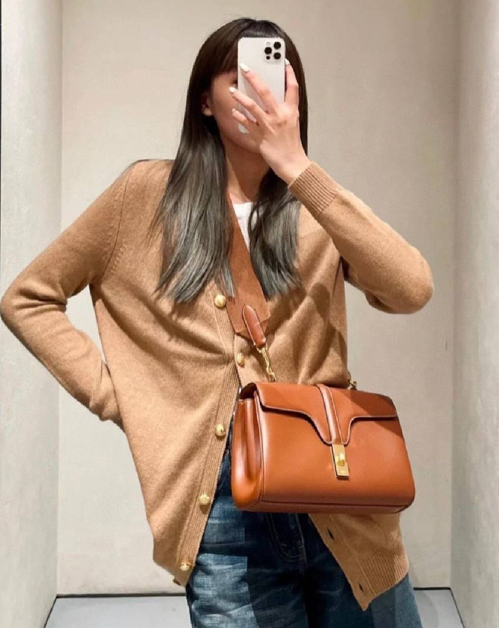 พร้อมส่งความสวย✴️นาทีนี้ต้อง CELINE TRIOMPHE CROSSBODY BAG SMOOTH CALFSKIN VIP GIFT WITH PURCHASE-GWP พรีเมี่ยมกิ๊ฟ Limited Edition จาก CELINE PERFUME DUTY FREE COUNTER วัสดุ หนังแท้ CALFSKIN ดีไซน์สวยหรูสุดคลาสสิคหนังเรียบสวยอยู่ทรงเปิดปิดด้วยฝาปิ