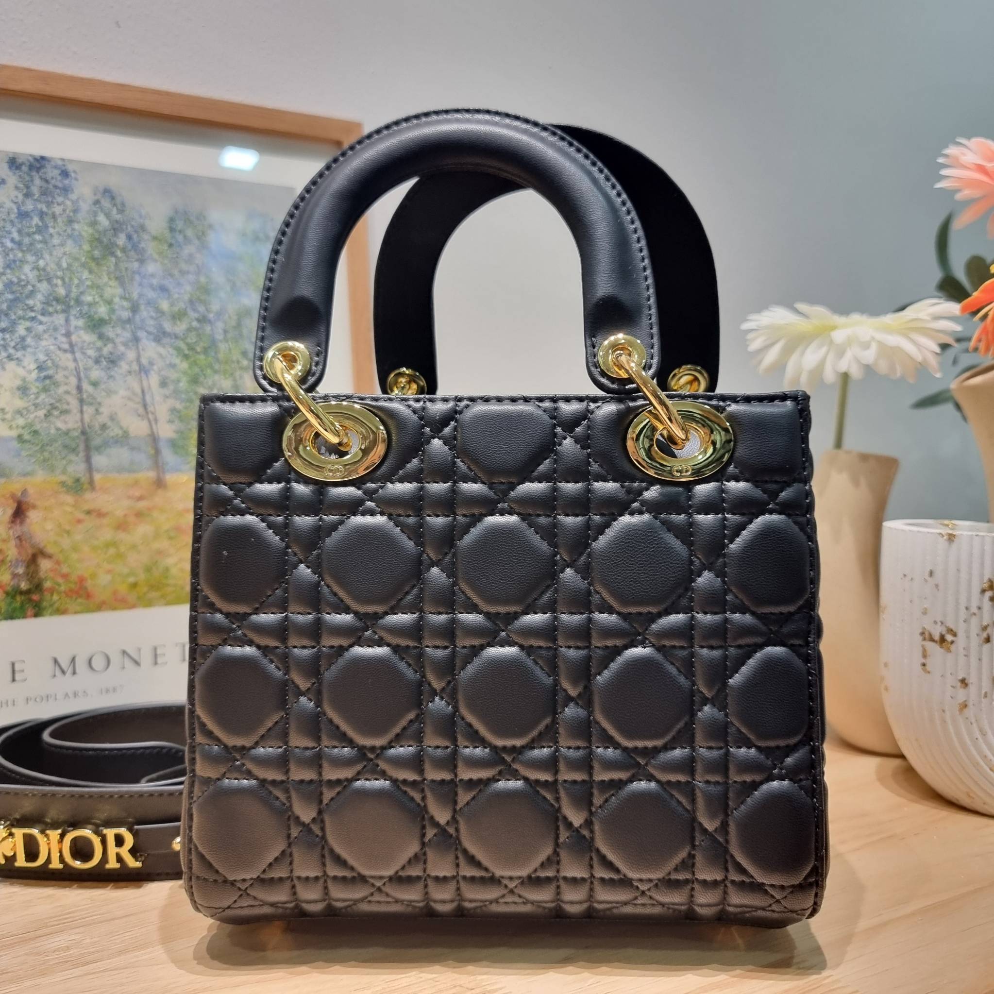 SMALL LADY DIOR MY ABCDIOR BAG Black Cannage / CD LADY BAG พร้อมส่ง กระเป๋าสะพายข้างสุดฮอต ดีไซน์เรียบง่าย แต่แฝงไปด้วยความหรูหรา ทรงกล่องคลาสสิค โดดเด่นด้วยพวงกุญแจอะไหล่สีทอง