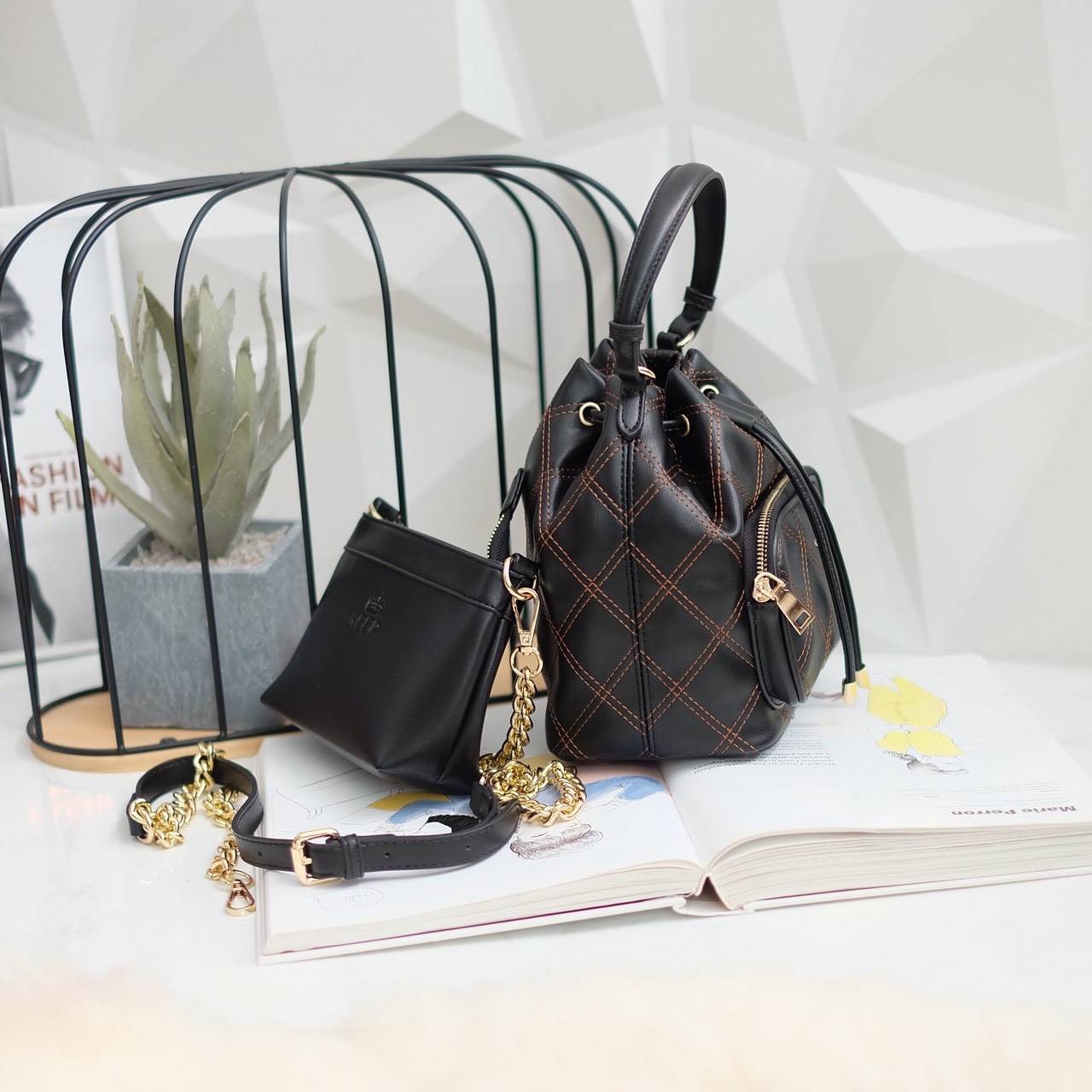 รุ่นใหม่ล่าสุด สวยมากๆค่า รุ่น New KEEP Minny bucket bag ทรงเก๋ สวย น่ารัก ขนาดตอบทุกโจทย์การใช้งาน เห็นแล้ว *หลงรักเลยคะ *ใบนี้ซื้อ1ได้ถึง2 มีกระเป๋าใส่ของใบเล็กด้านในให้อีก 1 ใบนะคะ 🌲ตัวกระเป๋าขนาดกำลังดีหนังเนื้อดีนิ่มมากๆคะ ดูแลรักษาง่าย ด้านใ