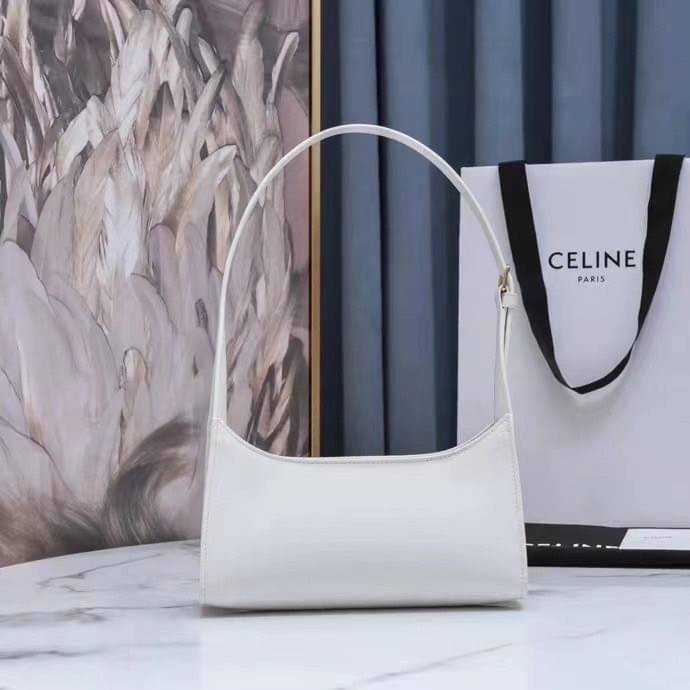 หนังแท้ CELINE SHOULDER BAG CUIR TRIOMPHE IN SMOOTH CALFSKIN ภาพสินค้าถ่ายจากงานขายจริง ใช้งานต่างประเทศได้