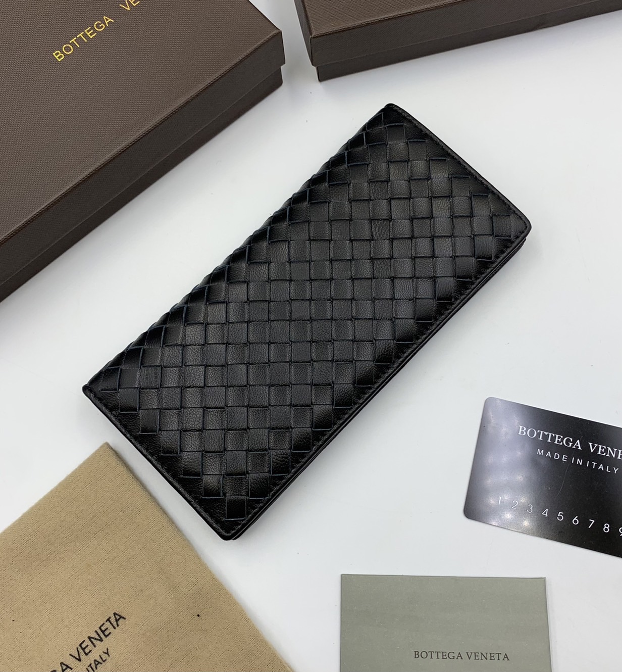 หนังแท้ BOTTEGA VENETA LONG WALLET / BV LONG WALLET / BV Wallet พร้อมส่งที่ไทย กระเป๋าสตางค์ใบยาว 2 พับ รุ่นตามหา มาเท่าไหร่ไม่เคยพอเลยค่า เป็นรุ่นคลาสสิกที่หยิบมาใช้งานได้บ่อยที่สุด งานหนังลูกวัวแท้ทั้งใบ ใช้ทนทานได้นาน ใช้ทนทานได้นานภาพสินค้าถ่ายจากงานข