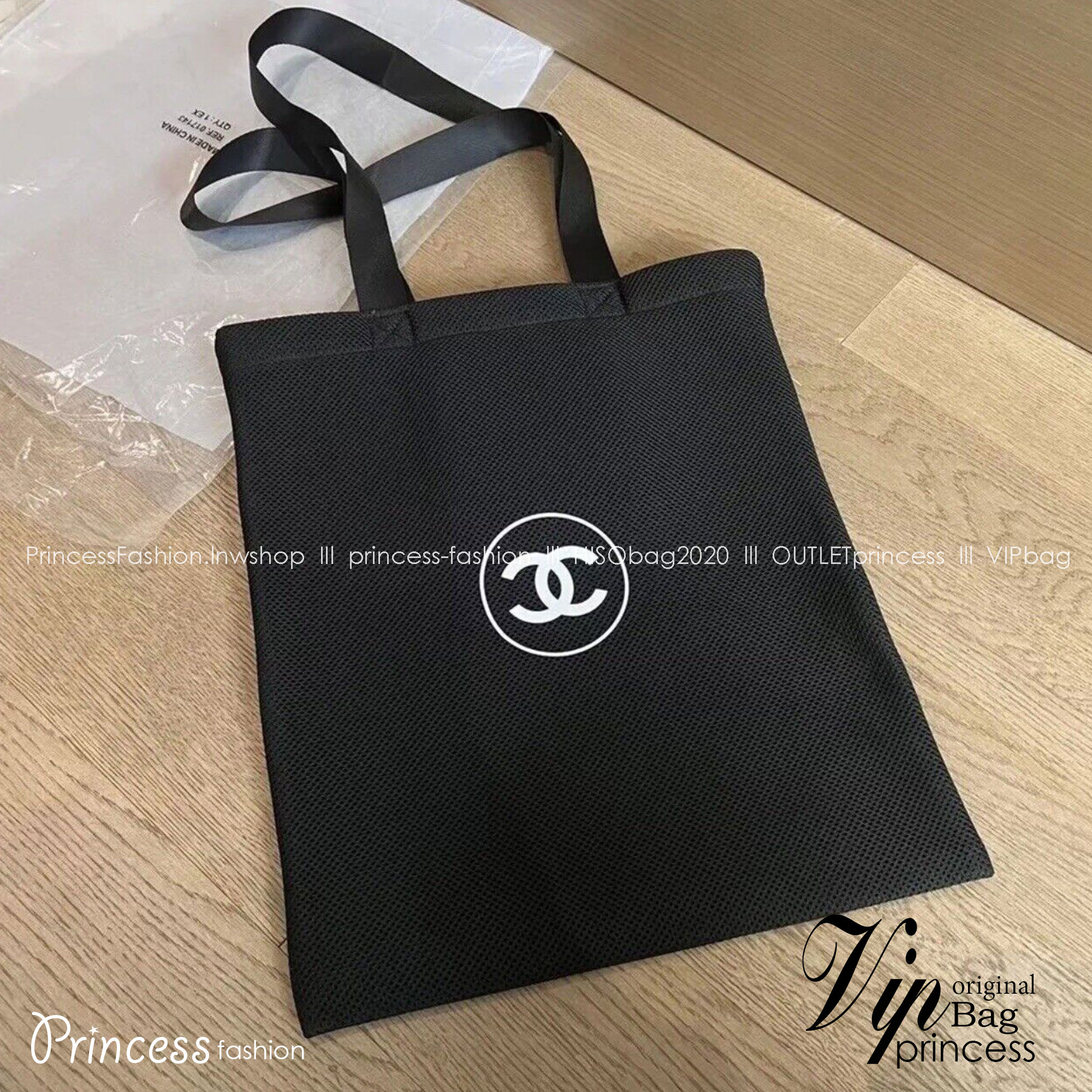 CHANEL Beauty Black Mesh Tote Bag วัสดุผ้าตาข่ายบุนวมนุ่ม จะใช้วันสบายๆ หรือใส่เอกสารต่างๆ ได้เลย พกพาได้ทุกๆวัน