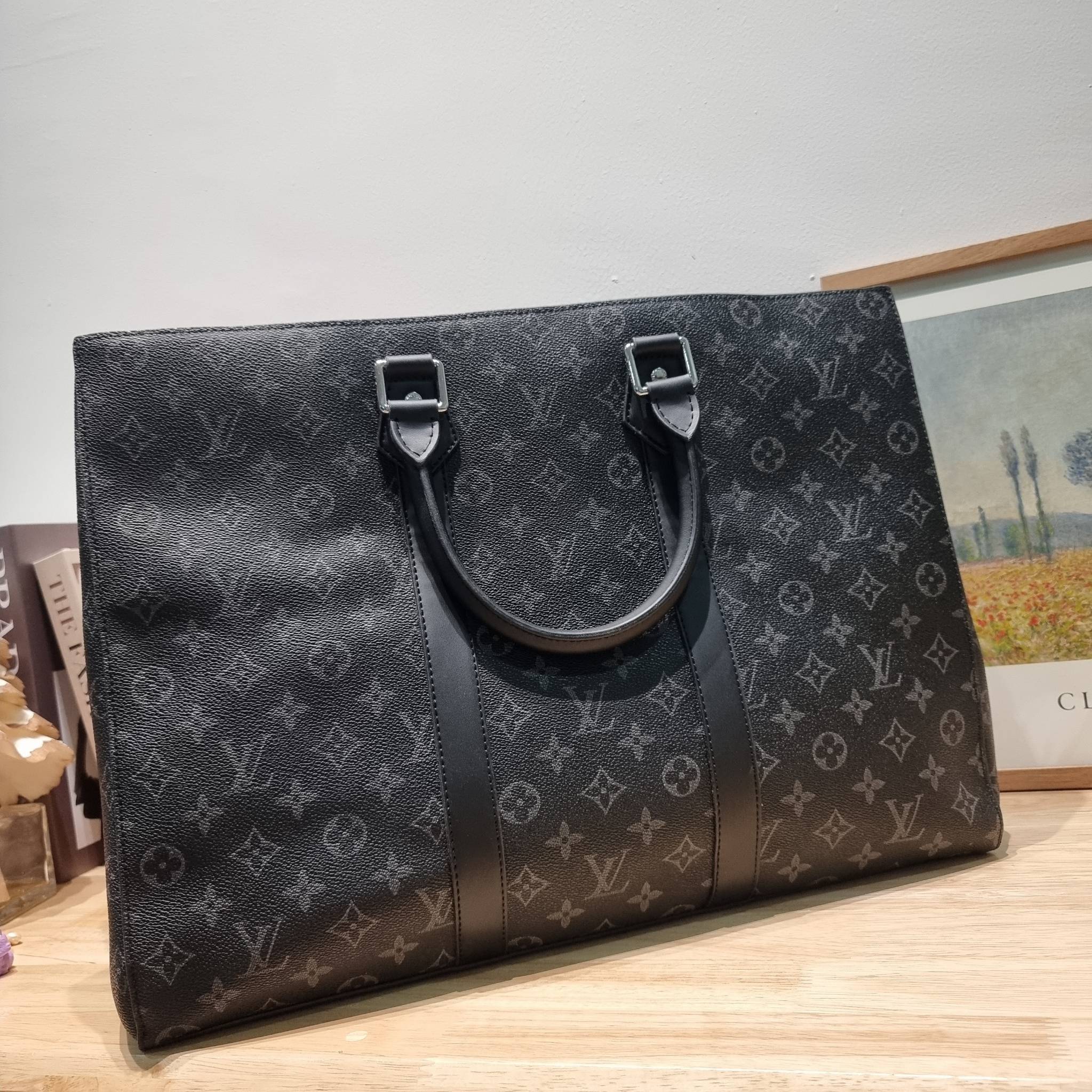 LV Sac Plat 24H Monogram Eclipse Canvas / LV CARRYALL TOTE ใหม่รับ summer ฉีกทุกกฏเพราะใช้ได้แบบยูนิเซ็กส์ กับกระเป๋าเดินทางมาในรูปแบบของทรงโท้ท ใบใหญ่ จุได้แบบจุกๆ ดีไซน์ลวดลายคลาสสิค