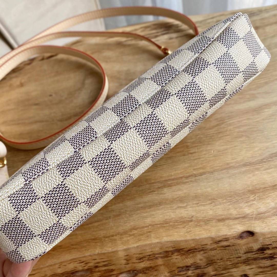 หนังแท้ LOUIS VUITTON MONOGRAM POCHTE ACCESSORIES BAG พร้อมส่งที่ไทย รุ่นฮิตตลอดกาล ต้องมีไว้ครอบครองจ๊ะ ที่สำคัญไม่ต้องเสียตังเยอะซื้อของแท้ก็ได้งานที่เทียบเท่าของแท้เพราะสำหรับรุ่นนี้เราอัพเกรดมาแล้ว งานละเอียดทุกตารางนิ้ว หนัง&อะไหล่นำเข้า การวางลายตรง