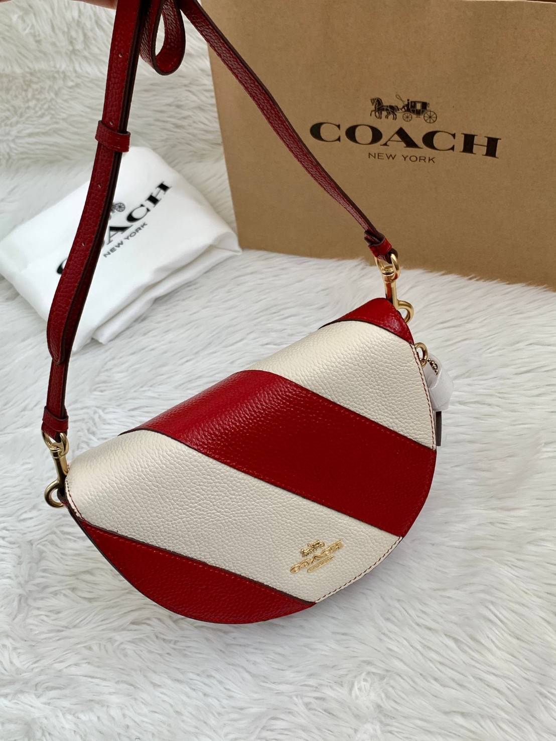 พร้อมส่งที่ไทยครบทั้ง6สีค่ะ 😘 Coach Ellen Crossbody In Signature ((C1432)) กระเป๋าทรงฮาฟมูนรูปทรงคลาสสิก ออกแบบให้มีลักษณะโค้งมน ไม่ดูเป็นทรงแข็งจนเกินไป ดีไซน์และสีของกระเป๋ายังเรียบง่าย เข้าได้กับทุกชุด สะพายครอสบอดี้ร์//สะพายข้าง หรือถือแบบคลัท