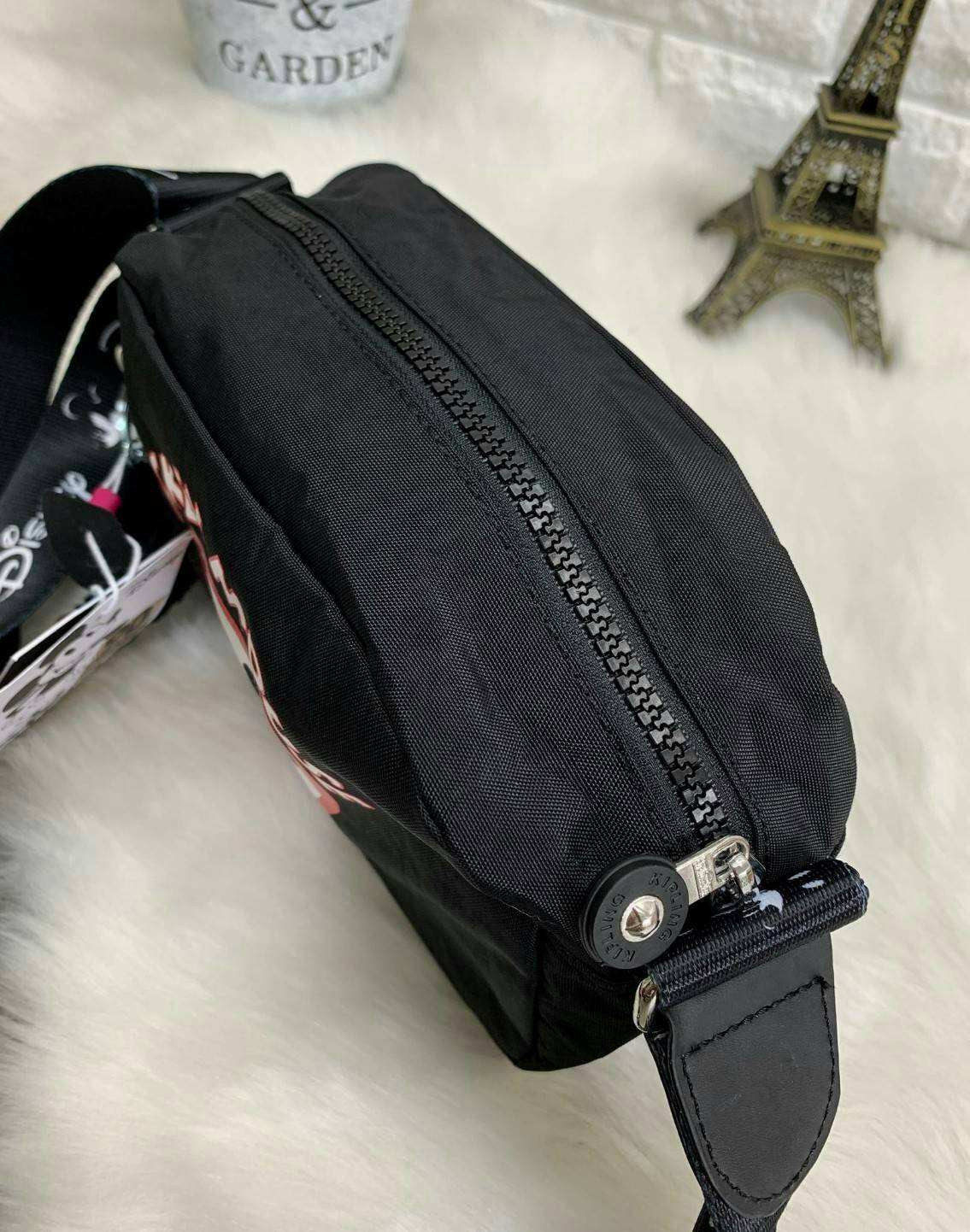 Kipling Mickey Plus Veni Crossbody Bag >>kipling factory oem HK ✔️1ในคอลเลคชั่น 90 ปี มิคกี้เม้าส์ ค่ะ ✔️พร้อมส่งที่ไทย ไม่ต้องรอพรี !! ✔️กระเป๋าสะพายครอสบอดี้ร์//สะพายข้าง ใบขนาดกำลังดี น่าใช้มากๆค่ะ ✔️แต่ละสี แต่ละลาย ว