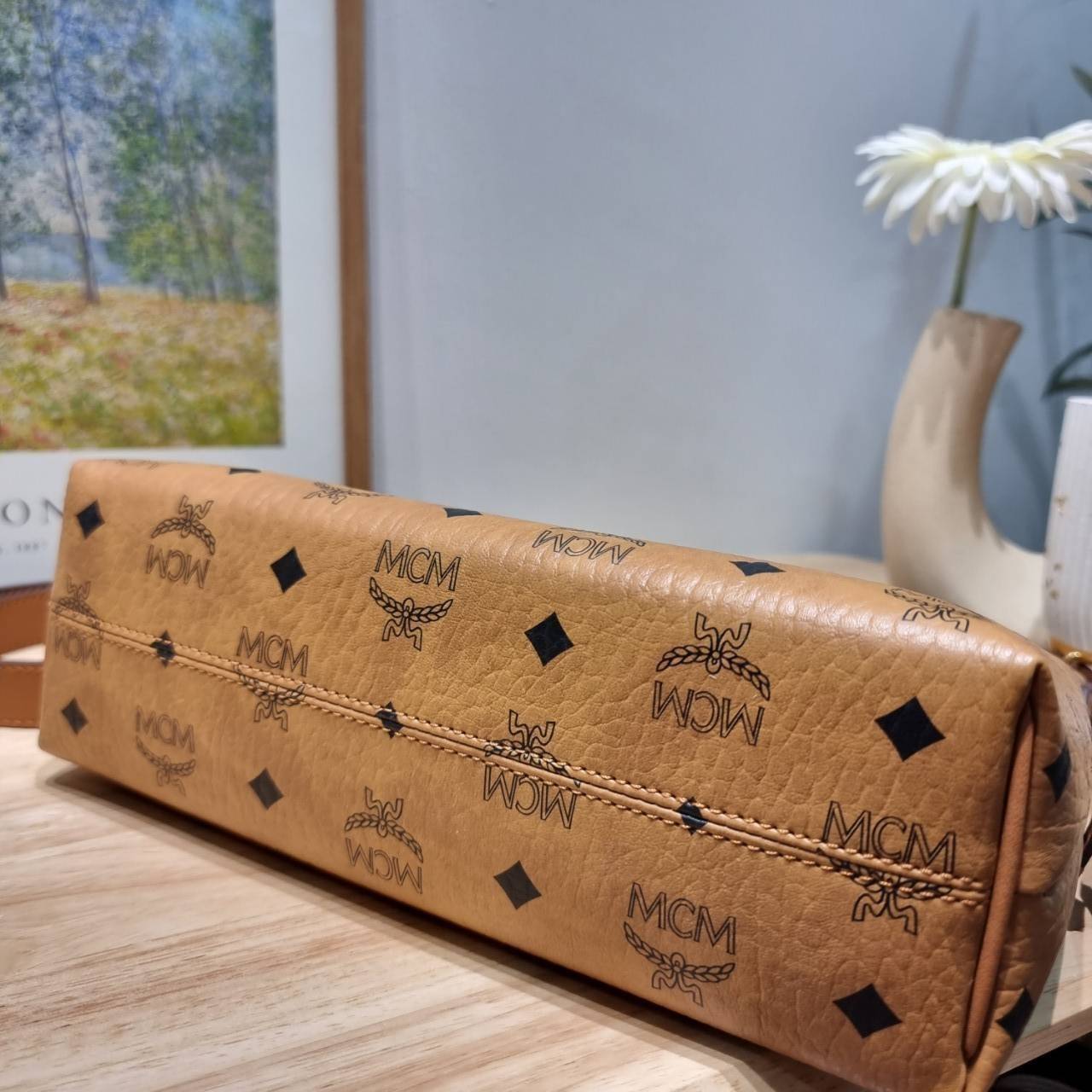 พร้อมส่ง 3 สี M.C.M AREN HOBO IN VISETOS กระเป๋าสะพายทรงโฮโบ ทรงสวยมาก เกรดท็อปออริ สลับแท้ 1:1 เกรดดีสุด ใช้ต่างประเทศได้ ขนาดกำลังดี จุของได้เยอะ ใช้งานสะดวกด้วยการรูดซิป พิเศษแถมพวงหนังและชุดกุญแจล็อคมาให้ด้วย