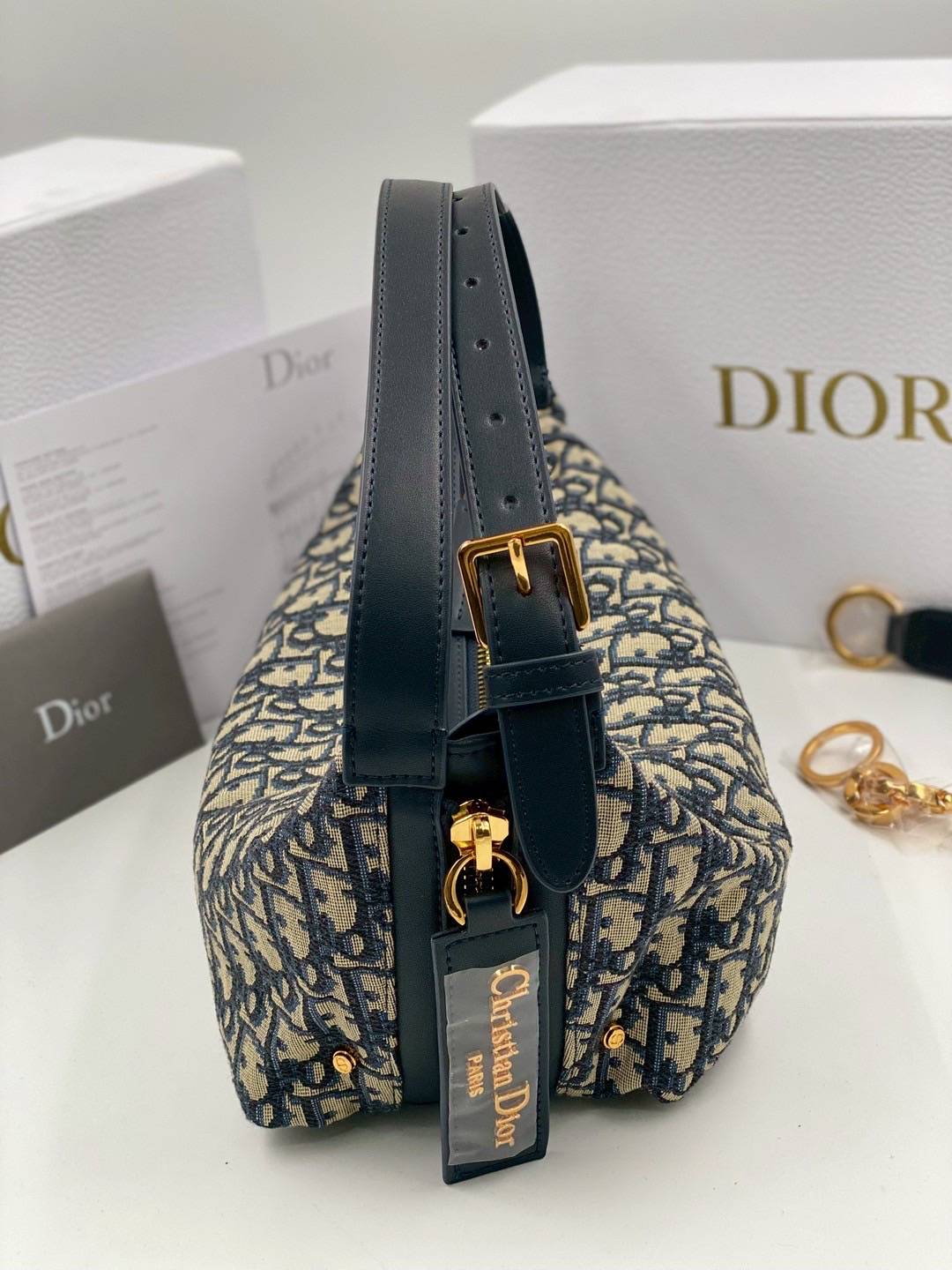 ORI หนังแท้ | DIOR Medium D-Journey Bag Blue Dior Oblique Jacquard กระเป๋าสะพายโฮโบทรงสวย รุ่นใหม่ล่าสุด ดีไซน์เรียบหรูลัคชูที่สุด มาพร้อมสายสะพาย2เส้นคู่แบบใหม่สุดเก๋ เป็นไอเท็มที่ควรมีไว้ติดบ้านอีกใบเลยน้า