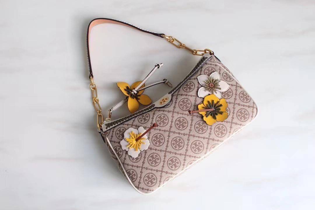 Tory Burch T Monogram Braided Floral Studio Shoulder Bag กระเป๋าถือหรือสะพายไหล่ลาย Monogramวัสดุผ้าJacquard+หนังแท้ ตัดเย็บอย่างปราณีต ผสานงานแกะสลักหนังสุดวิจิตร ประดับตกแต่งด้วยดอกไม้เพิ่มความหรู เป็นกระเป๋าดอกไม้ของฤดูกาลนี้ที่เพิ่มความซับซ้อนและแสนหว