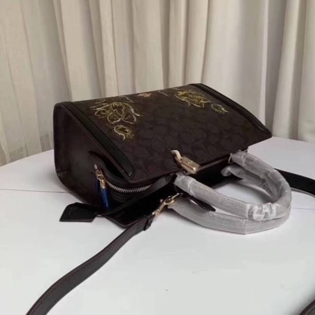 COACH ZOE CARRYALL IN SIGNATURE CANVAS เดอะเบสท์แห่งปี ต้องยกให้พี่คนสวยใบนี้เลย!! รุ่นที่สาวๆตามหา หายากอีกหนึ่ง กระเป๋าถือ/สะพายทรงสวย คลาสสิค ใบใหญ่จุคุ้ม มีดีเทลน่ารักๆที่แม่กุญแจ สามารถล็อคหัวซิปได้ กุญแจซ่อนในพวงหนังห้อยก็น่ารักไปอีก ภายในโล่งกว้าง 