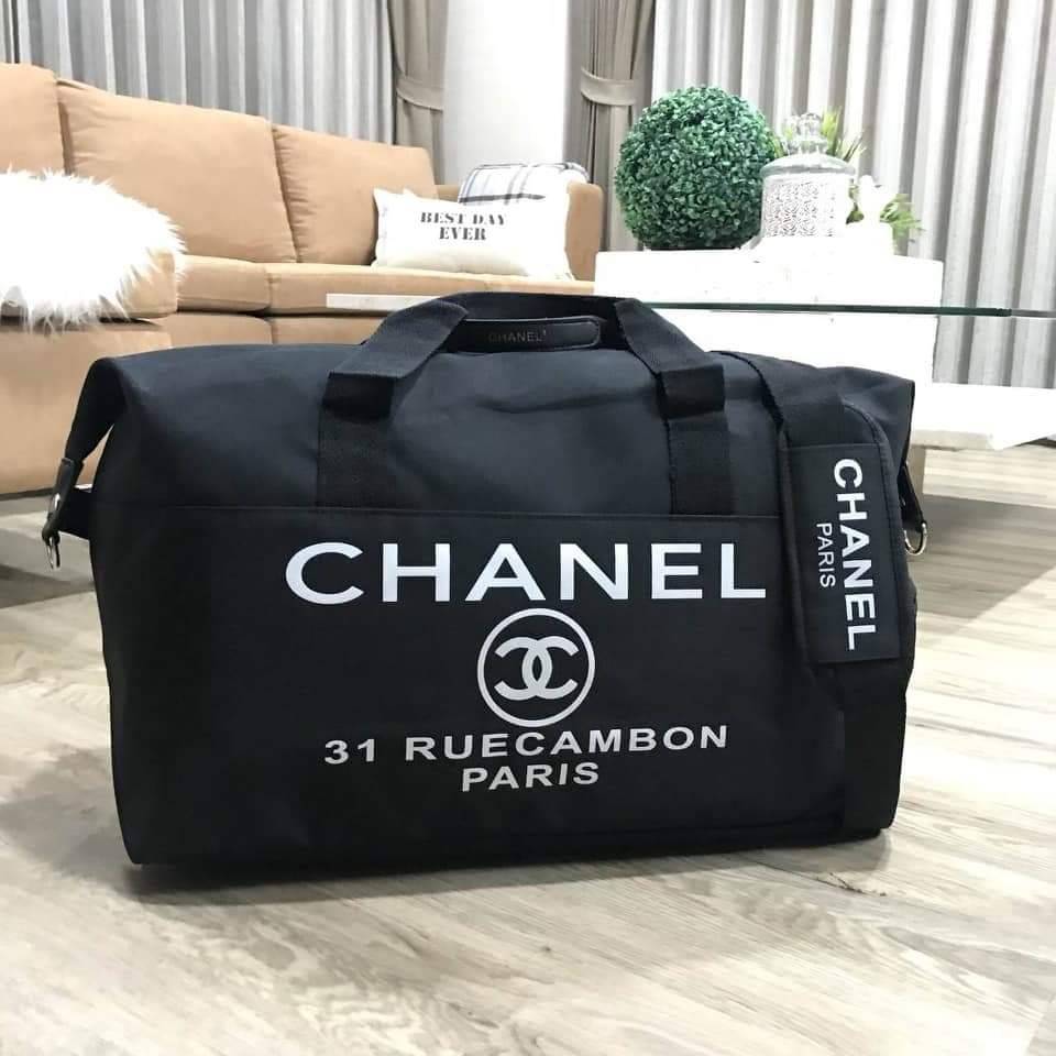 CHANEL VIP GIFT Large Travel Bag กระเป๋าเดินทาง Gift With Purchase รุ่น Limited Edition ของเเท้จาก Chanel Perfumes Counter วัสดุ NYLON เนื้อหนา สีดำสกรีนโลโก้ด้านหน้า เปิดปิดด้วยซิป หัวซิปแบรนด์ ใบใหญ่ จุใจ พิเศษ! มีช่องใส่รองเท้าด้านข้างแยกเป็นสัดส่วน ปร