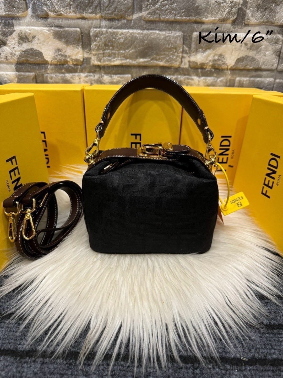 FENDI Mini Tobacco Monogram FF Logo Zucca Bag กระเป๋าสะพายไซส์มินิน่ารัก แมทชุดง่าย รุ่นสุดปัง แรงเกินต้านสุดๆ รูปทรงเป็นเอกลักษณ์ ดีเทลน่ารักด้วยตัวล็อคเปิดปิดคาดบนตัวกระเป๋า ทำให้ใบนี้ดูไม่น่าเบื่อเลย