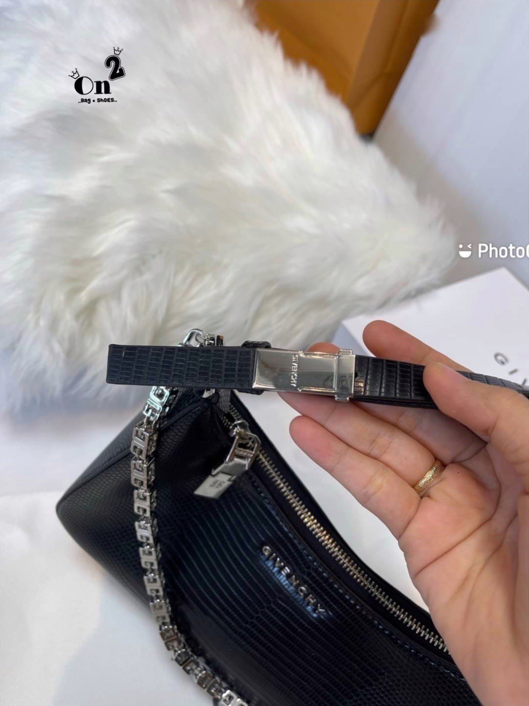 Givenchy Black Moon Cut Out Shoulder Bag พร้อมส่งที่ไทย กระเป๋าสะพายไหล่งานซิปใบเล็ก หน้าติดโลโก้แบรนด์มาพร้อมสายโซ่ งานสวยตามรูป อะไหล่เงิน สายสะพายปรับระดับได้ เกรดมิลเลอร์สวยหรู สาวๆ รีบจับจอง อย่าคิดนาน ราคานี้กับคุณภาพถือว่าคับแก้วมั๊กมากกกก ไม่ซื้อท