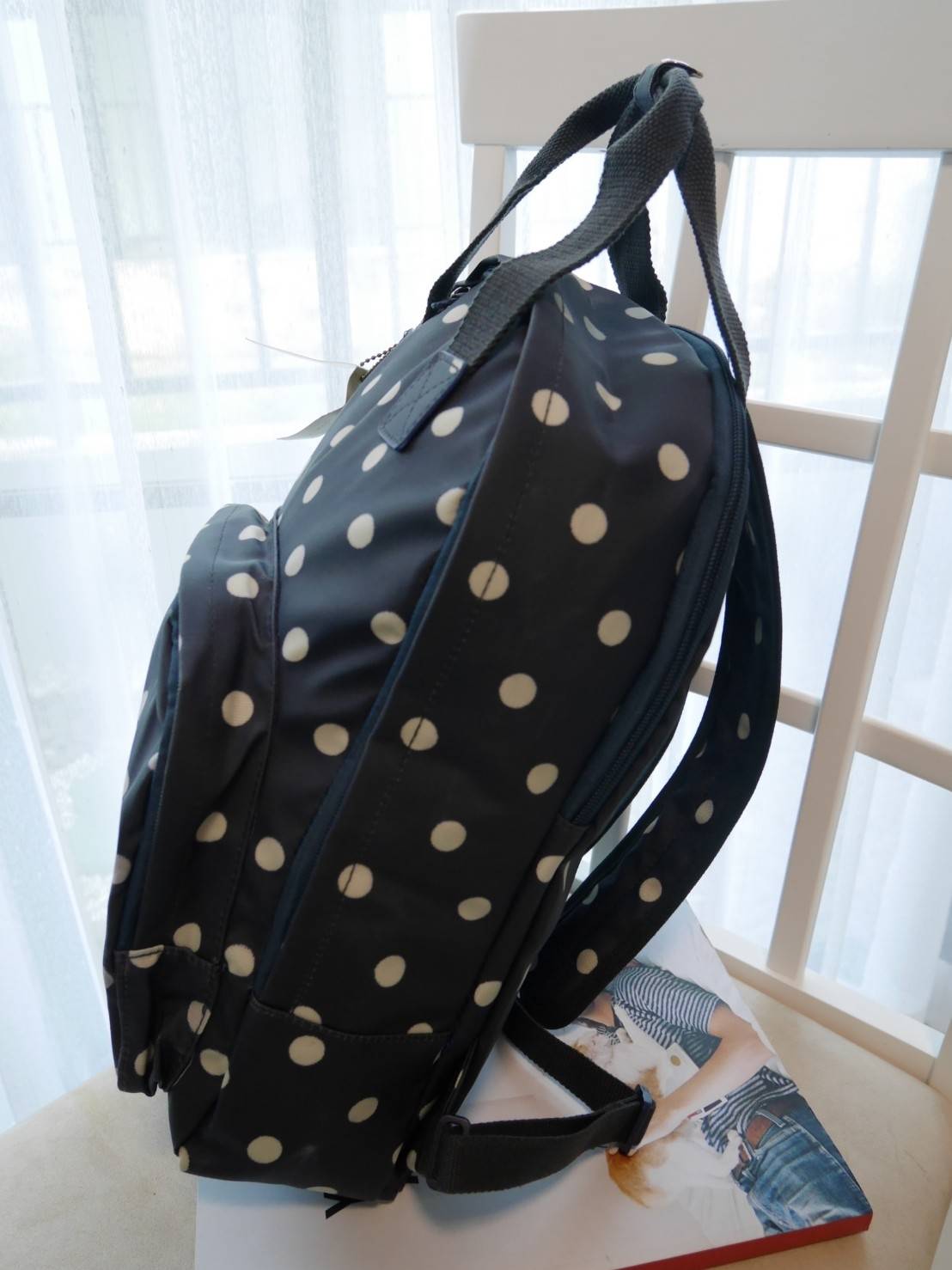 CATH KIDSTON BACKPACK BAG กระเป๋าเป้น่ารัก ตามแบบฉบับของแบรนด์นี้เลยค่า โดดเด่นด้วยหนัง PVC พิมพ์ลาย กันน้ำทั้งใบ ด้านในมีช่องซิปใหญ่ใส่ของ 2 ช่อง จุของได้เยอะ ใส่ IPAD / A4ได้สบายเลยค่ะ ด้านหน้ามีช่องซิปเล็ก 1 ช่อง ใส่ของจุกจิกหนิบได้สะดวก น้ำหนักเบา ใช้