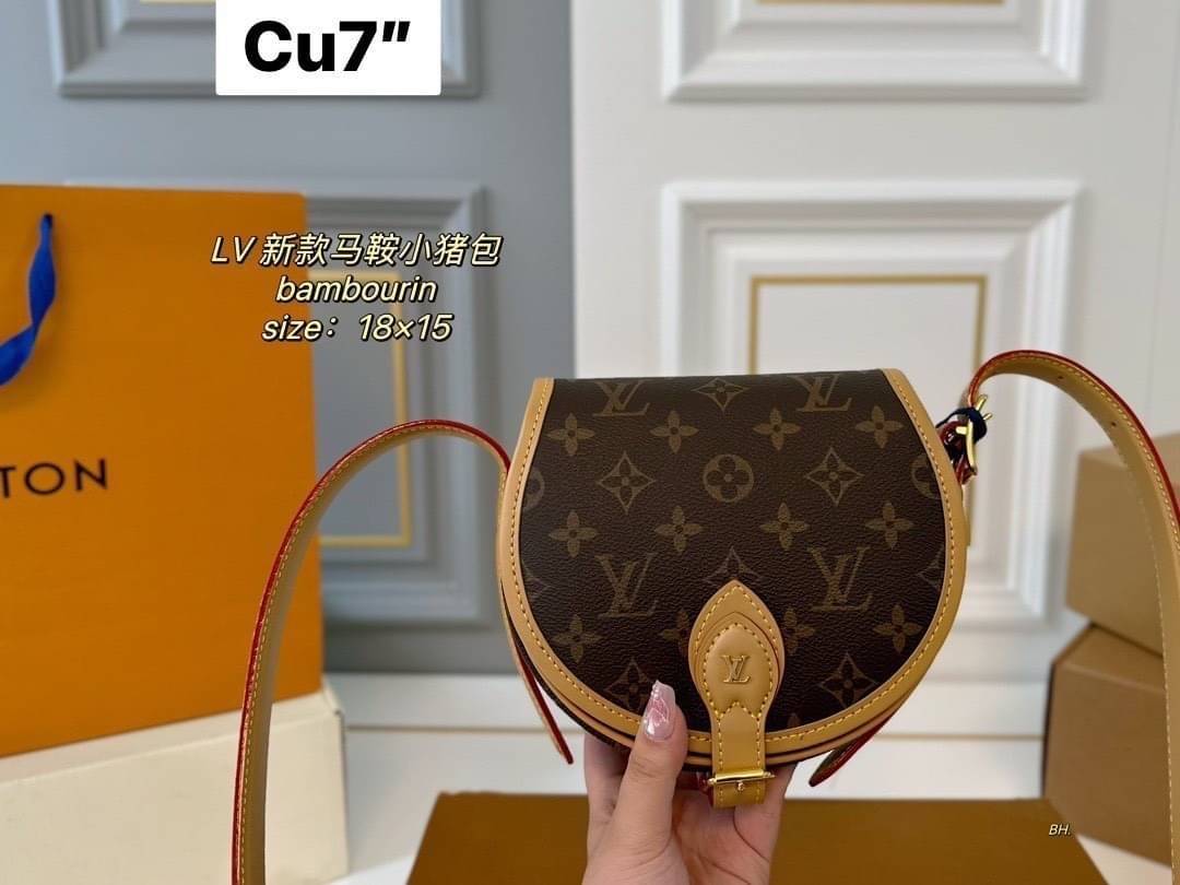 LV Tambourine Monogram Crossbody Bag กระเป๋าสะพายทรงสวย ดีไซน์คลาสสิควินเทจ งานหนังแคนวาสตัดสลับหนัง สายสะพายในตัวปรับได้ ถือเป็น clutch ออกงานก็ได้ ดูแพงมากๆ