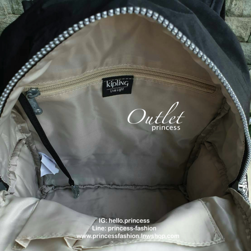 Kipling Matta Small Metallic Backpack รุ่น KI1490 คอลเลคชั่นใหม่ชนช้อป!!กระเป๋าเป้ขนาดกำลังดี วัสดุไนล่อนเคลือบกันน้ำ มีน้ำหนักเบา มีช่องเก็บของหลายช่อง แบ่งเป็นช่องด้านหน้า 2 ช่องและด้านข้างอีก 2 ช่อง ช่องใหญ่ปิดเปิดด้วยซิปคู่ภายในมีช่องซิป ช่องใส่ของจุก