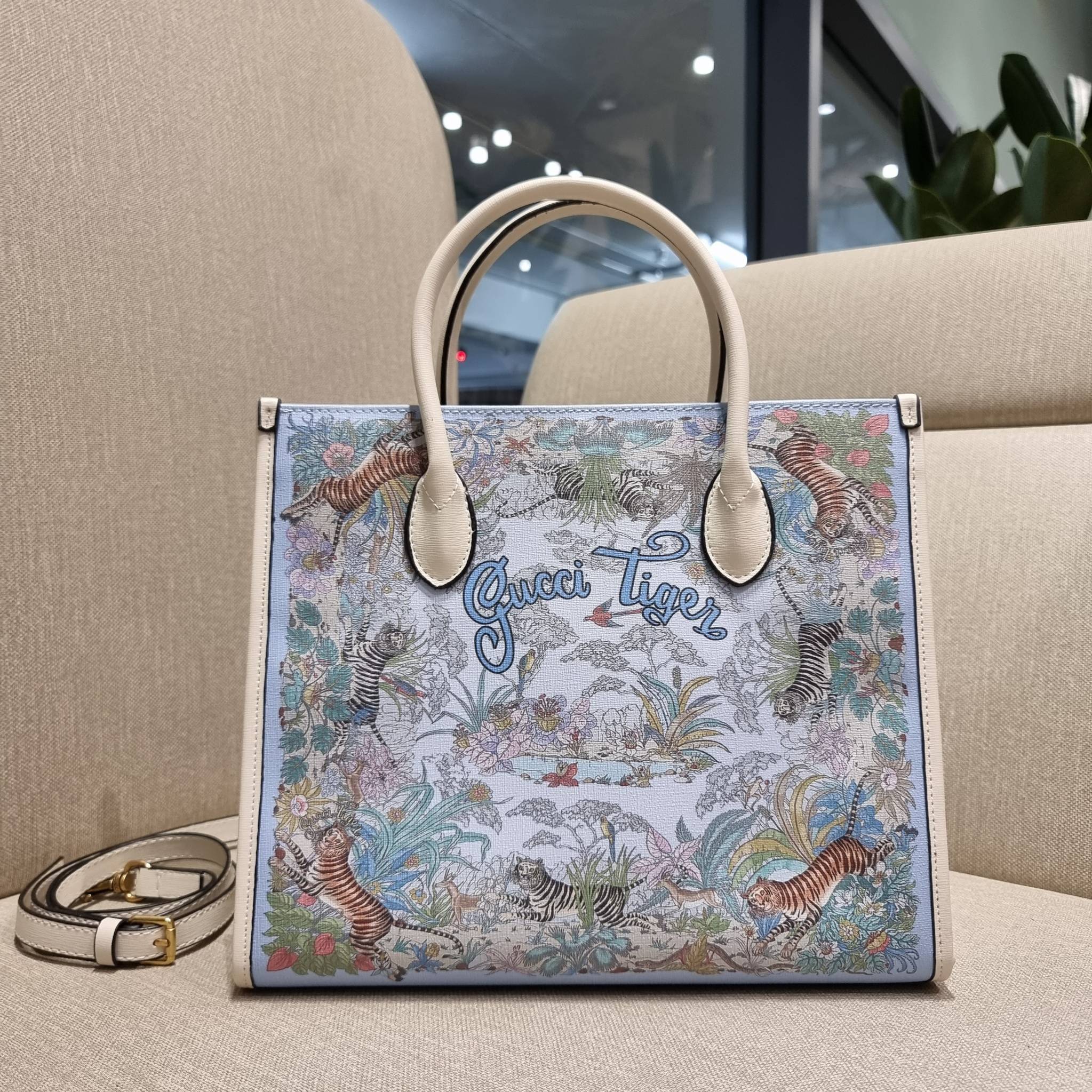 GUCCI TOTE BAG คอลเลคชั่นปีเสืออีกหนึ่ง สวยม้ากก!! กับกระเป๋าทรงโท้ท วีไอพีพรีเมี่ยมกิ๊ฟ ไซส์ใหญ่ โดดเด่นด้วยลวดลายไม่ซ้ำใคร สวยเอกลักษณ์ วัสดุหนังแคนวาส พรินท์ลายเต็มใบ ภายในโล่งกว้างมาก ใส่ของแบบแน่นๆ จุๆไปได้เลย หมดห่วง!! และยังมีสายครอสบอดี้มาให้ จะสะ