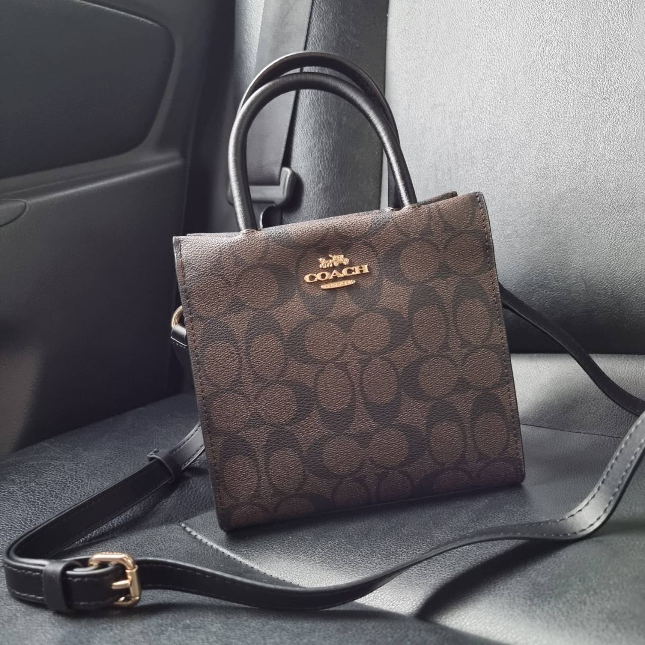 COACH MINI CALLY CROSSBODY IN SIGNATURE ((3599, 2184, 5693, 2134, 2183)) พร้อมส่งที่ไทยทันที! กระเป๋าสะพายครอสบอดี้ร์ กระเป๋าครอสบอดี้โท้ทมินิไซส์ รุ่นใหม่สุดฮอต!! ใบจริงคือน่ารักม้ากกกก!! สวยอยู่ทรง น่ารักน่าใช้ ทรงTote ปากกระเป๋าเปิดปิดแบบแม่เหล็ก ภายใน