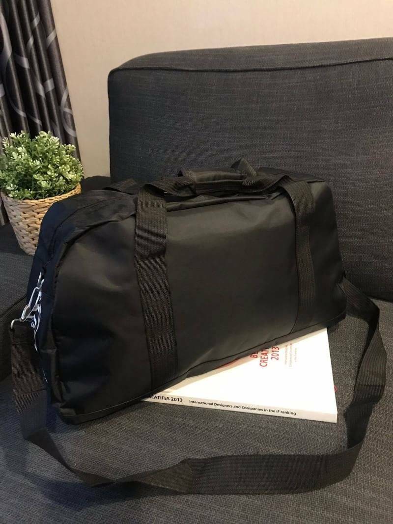 NIKE TRAVEL BAG กระเป๋าเดินทางสะพายสไตล์ Sport ใบใหญ่ วัสดุ NYLON + POLYESTER ด้านหน้าสกรีนโลโก้แบรนด์พร้อมช่องซิปใช้งานง่าย ช่องใหญ่เปิดปิดด้วยซิปคู่ ภายในกว้าง ใส่เสื้อผ้าสำหรับเดินทาง หรืออุปกรณ์เล่นกีฬาและฟิตเนสได้ มาพร้อมสายสะพายปรับได้ฟรีไซส์ ใบใหญ่