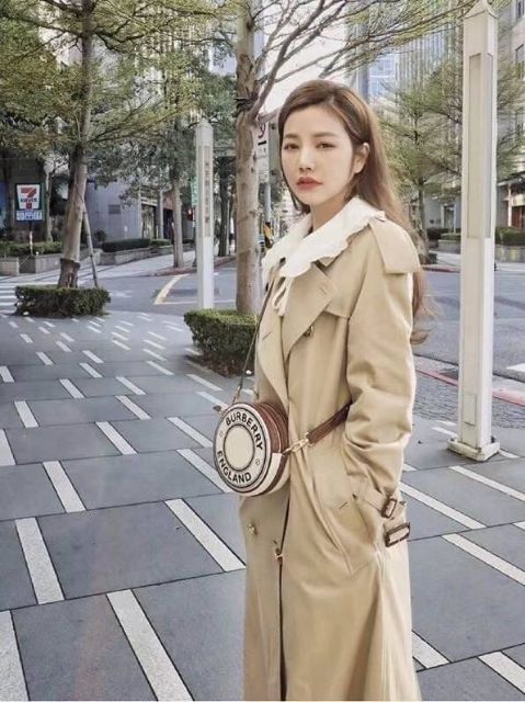 VIP 🥂 Burberry Logo Graphic Canvas And Leather Louise Bag / Burberry Fragrances Crossbody Bag กระเป๋าสะพายทรงกลม ผ้าแคนวาสตัดขอบหนังหน้าโลโก้แบรนด์ พร้อมสายยาวครอสบอดี้ได้ เปิด-ปิด ด้วยซิป ภายในโล่ง ใส่ Iphone + ได้ สายยาวถอดสายได้ ปรับระดับได้ จะ