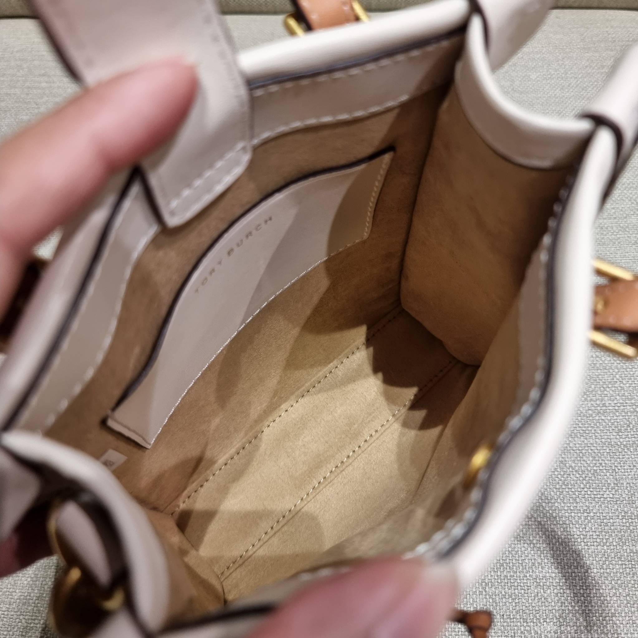 TORY BURCH T MONOGRAM BRAIDED MINI TOTE คอลเลคชั่นใหม่ พร้อมเสิร์ฟความสวยให้ถึงบ้าน!! รอบนี้จัดกระเป๋าทรงโท้ท ไซส์มินิมาให้สาวๆโดยเฉพาะ ดีไซน์ใหม่ล่าสุด สไตล์งานคราฟ มีลูกเล่นประดับดอกไม้กับตัวกระเป๋า วัสดุผ้า jacquard ตัดสลับหนังแท้ หูจับและขอบกระเป๋าตกแ