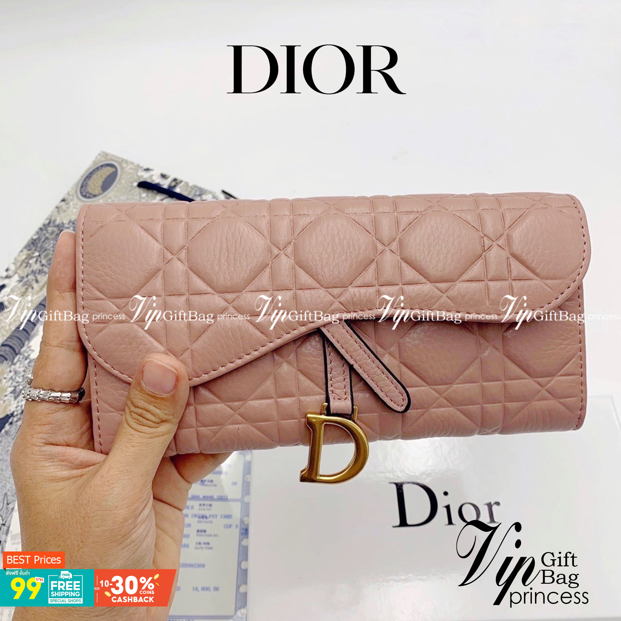 Dior Long Wallet กระเป๋าสตางค์ใบยาว เปิดหน้าทรงเคิร์ป สวยหรู งานหนังนิ่มฟู มาพร้อมอะไหล่สีทองหรูหรา ด้านในมี 3 ช่องใช้งาน งานจริงคือสวยมาก มาให้สาวๆเลือกใช้กัน 3 โทนสี ราคาดีย์มากกน้าาา