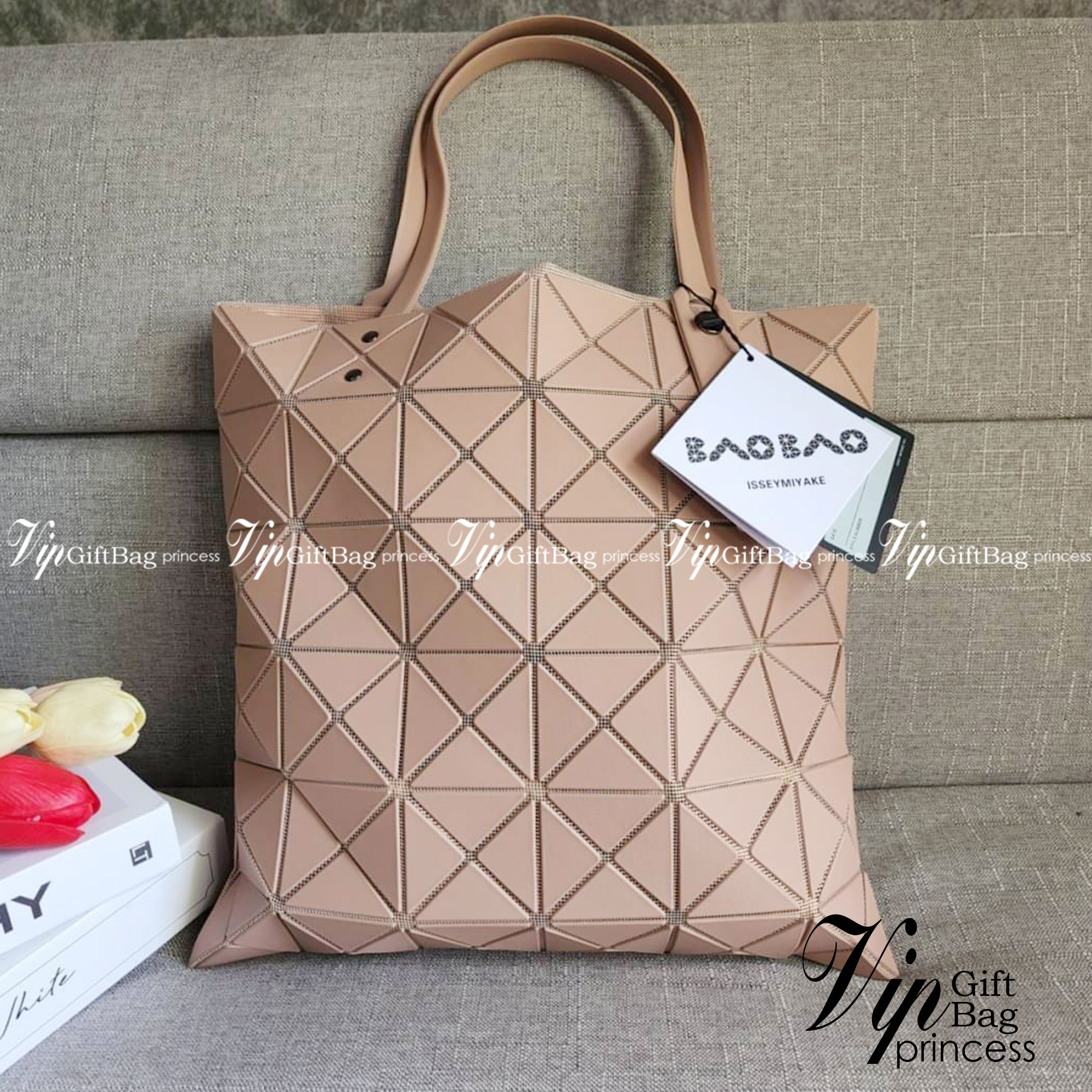 BAO BAO ISSEY MIYAKE LUCENT ONE-TONE กระเป๋า Bao Bao จากแบรนด์ดัง Issey Miyake แบรนด์แฟชั่นจากประเทศญี่ปุ่น ซึ่งมีสินค้ามากมายไม่ว่าจะเป็นเสื้อผ้า นาฬิกา น้ำหอม และที่ขาดไม่ได้นั่นก็คือ กระเป๋า Bao Bao ที่มีความพิเศษในเรื่องของวัสดุและดีไซน์ที่ครองใจสถาปน