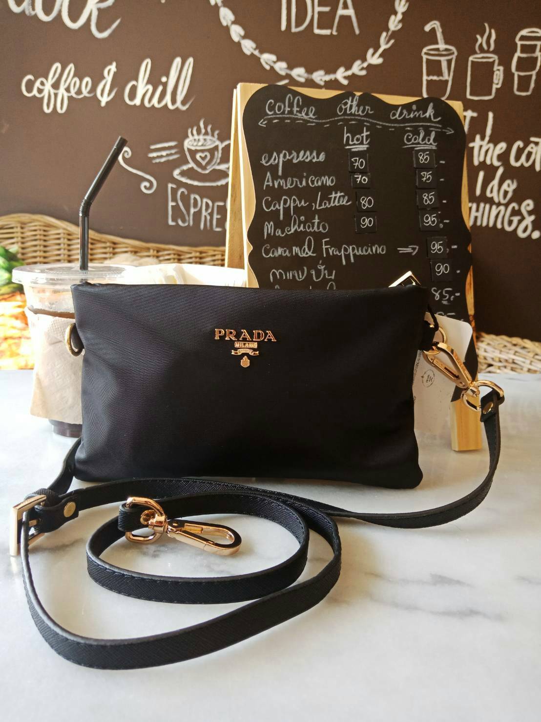 สาย Cute ห้ามพลาด!! กระเป๋าพรีเมี่ยมกิ้ฟท์ จากแบรนด์ Prada ทรง crossbody อีกรุ่นที่ขนาดกำลังน่ารัก ตัวกระเป๋า เป็นไนลอนเต็มใบ กันน้ำ ด้านหน้าประดับโลโก้ อะไหล่ทอง สวยหรูเว่อร์วัง มาพร้อมสาย 2 เส้น สะพายได้และสามารถเป็น cross body ได้ ใส่สายสั้นเป็นคล้องมื