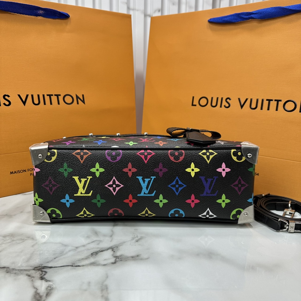 ORI | LV x TM Handbag East West Murakami ใหม่ล่าสุด กระเป๋าสะพายทรงสวย ดีไซน์ใหม่ หรู ดูผู้ดี แต่งแต้มดีเทลเปี่ยมชีวิตชีวาจากคอลเลคชั่น LV x Murakami คอมพลีตลุคด้วยที่ห้อยกุญแจรูปโบว์สุดเอ็กซ์คลูซีฟ