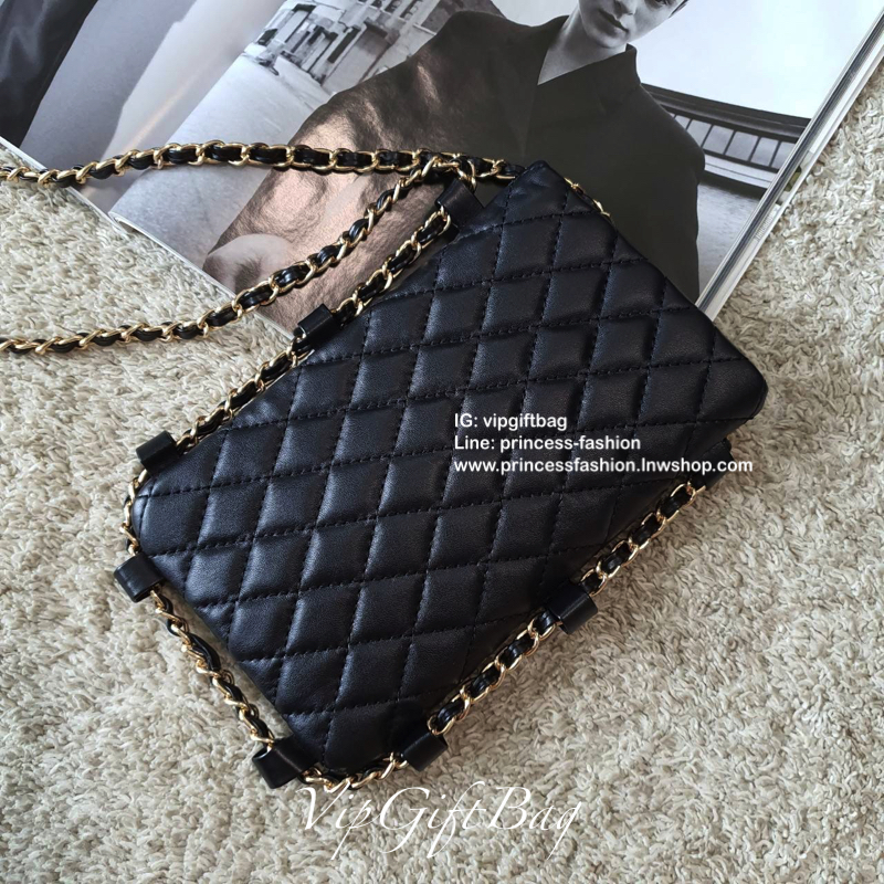 CHANEL VIP GIFT WOC BAG กระเป๋าสตางค์คล้องคอ/ Crossbody ที่กำลังมาแรงมาในตอนนี้ ตัวกระเป๋าเป็นกระเป๋าสตางค์หนังพียูพรีเมี่ยม **อะไหล่ทองทั้งใบ ด้านหน้าประดับโลโก้ CC สุดหรู เปิดปิดด้วยกระดุมแม่เหล็ก ใส่มือถืได้ทุกรุ่น ธนบัตรแบบพับ ปละเหรียญได้ ขนาดกำลังน่