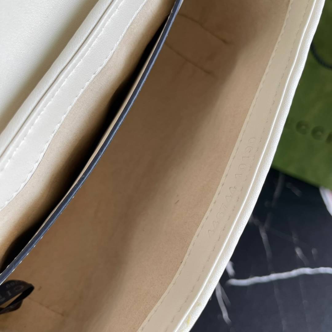 หนังแท้ GUCCI GG Marmont leather shoulder bag แบบใหม่ล่าสุด ราคานี้หนังแท้คือคุ้มมากเลยค่าสาวๆ ต้องจัดแล้วน้าา ยกระดับความหรูให้กับตัวเองกันหน่อย ด้วยกระเป๋ารุ่นนี้!! ครอสบอดี้ที่ดีไซน์หรู อัพเลเวล ในราคาที่จับต้องได้ พร้อมเสิร์ฟความสวยตรงถึงบ้านแล้วจ้า