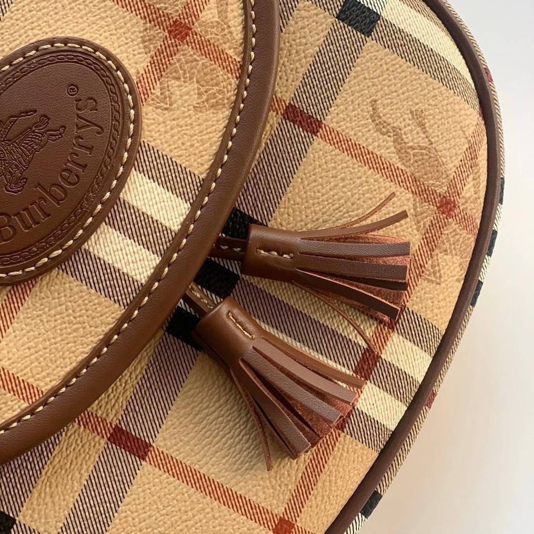 BURBERRY CROSSBODY VINTAGE BAG VIP GIFT WITH PURCHASE (GWP) พรีเมี่ยมกิ๊ฟ Limited Edition จากBURBERRY วัสดุหนังPVC สวยอยู่ทรง เปิดปิดด้วยฝาปิดกระดุมแม่เหล็กประดับริบบิ้นพู่