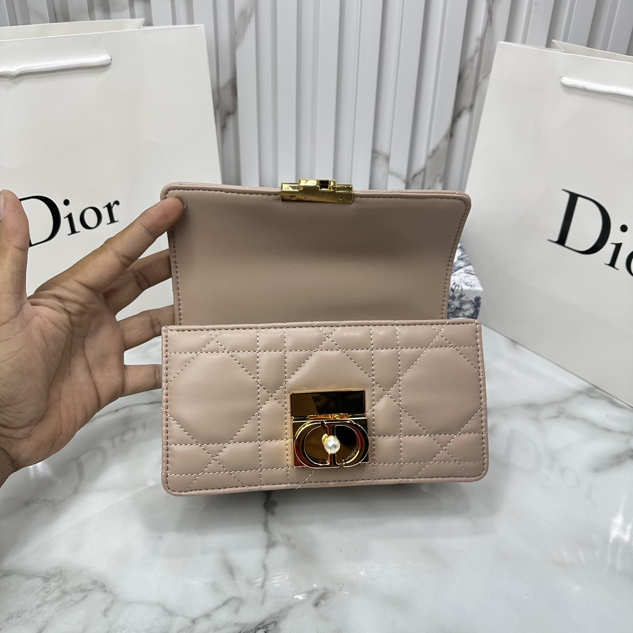 8" DIOR Mini Dior Ange Bag / Dior Clutch Bag Macrocannage CD clasp with white resin pearl กระเป๋าถือพร้อมสายสะพาย ประดับตัวล็อคมุก สวยงามเหนือกาลเวลา เกรดออริ 1:1