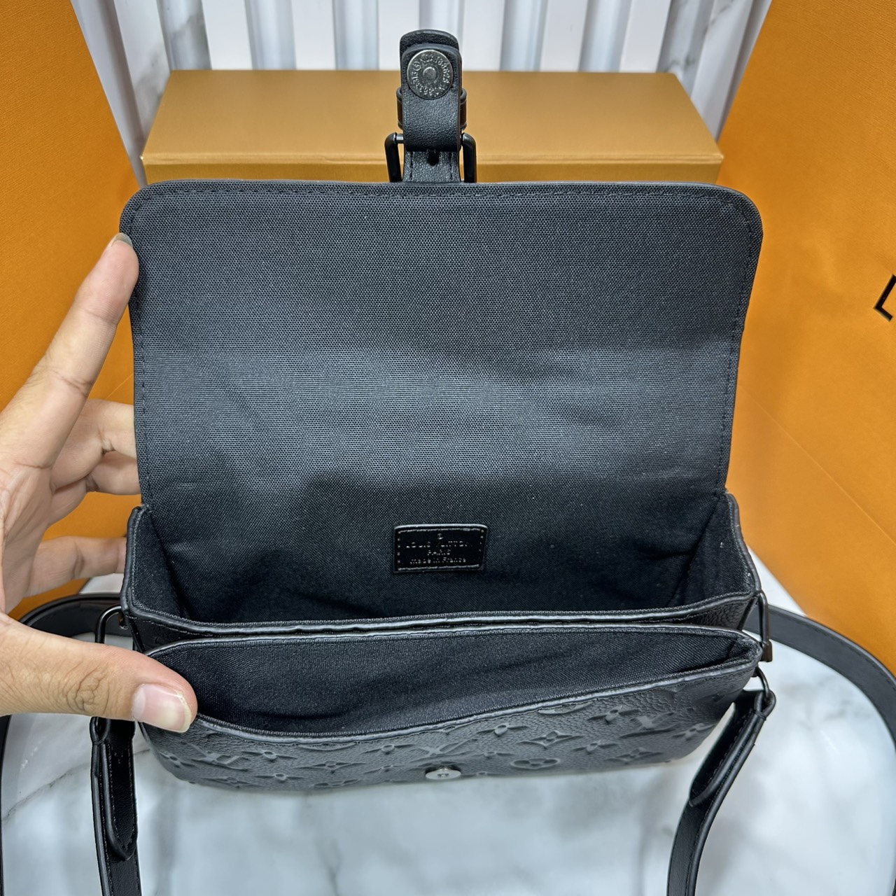 ORI หนังแท้ | LV Montsouris crossbody bag Monogram Eclipse Leather 22cm กระเป๋าสะพายทรงแมสเซ็นเจอร์ไซส์เล็ก สไตน์กระเป๋าสตางค์แบบสะพาย ดีไซน์ใหม่ทรงยาวล้ำสมัยประดับบัคเคิลสัญลักษณ์เมซงพร้อมแถบแม่เหล็กด้านหน้า สุดไอคอนิก